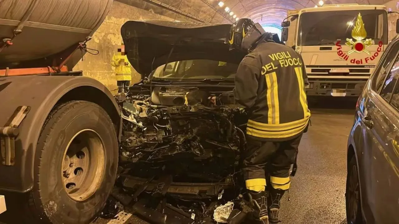 incidente-messina-tamponamento vigile del fuoco nella galleria dopo il maxi tamponamento