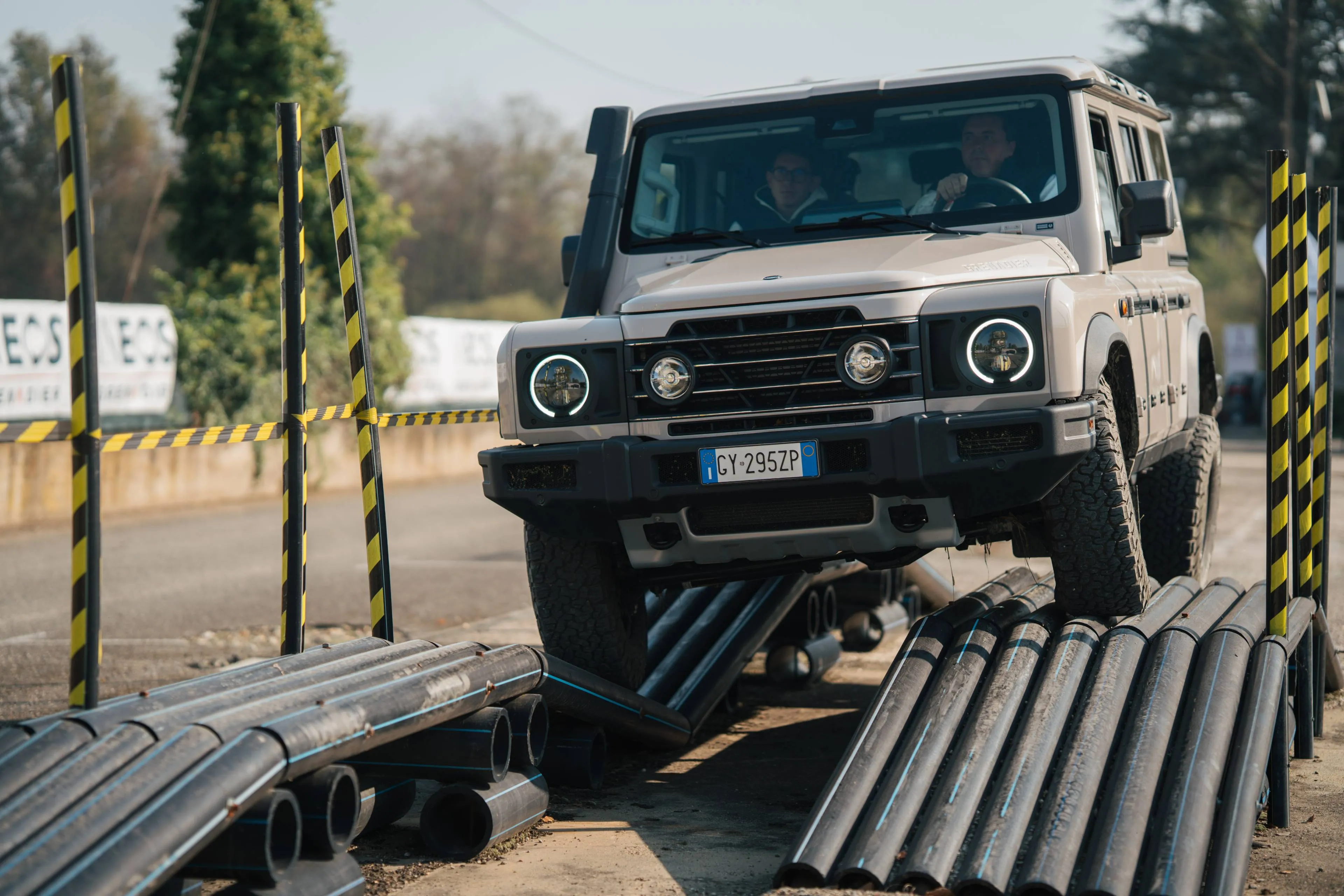 una ineos grenadier che esegue un percorso offroad con ostacoli