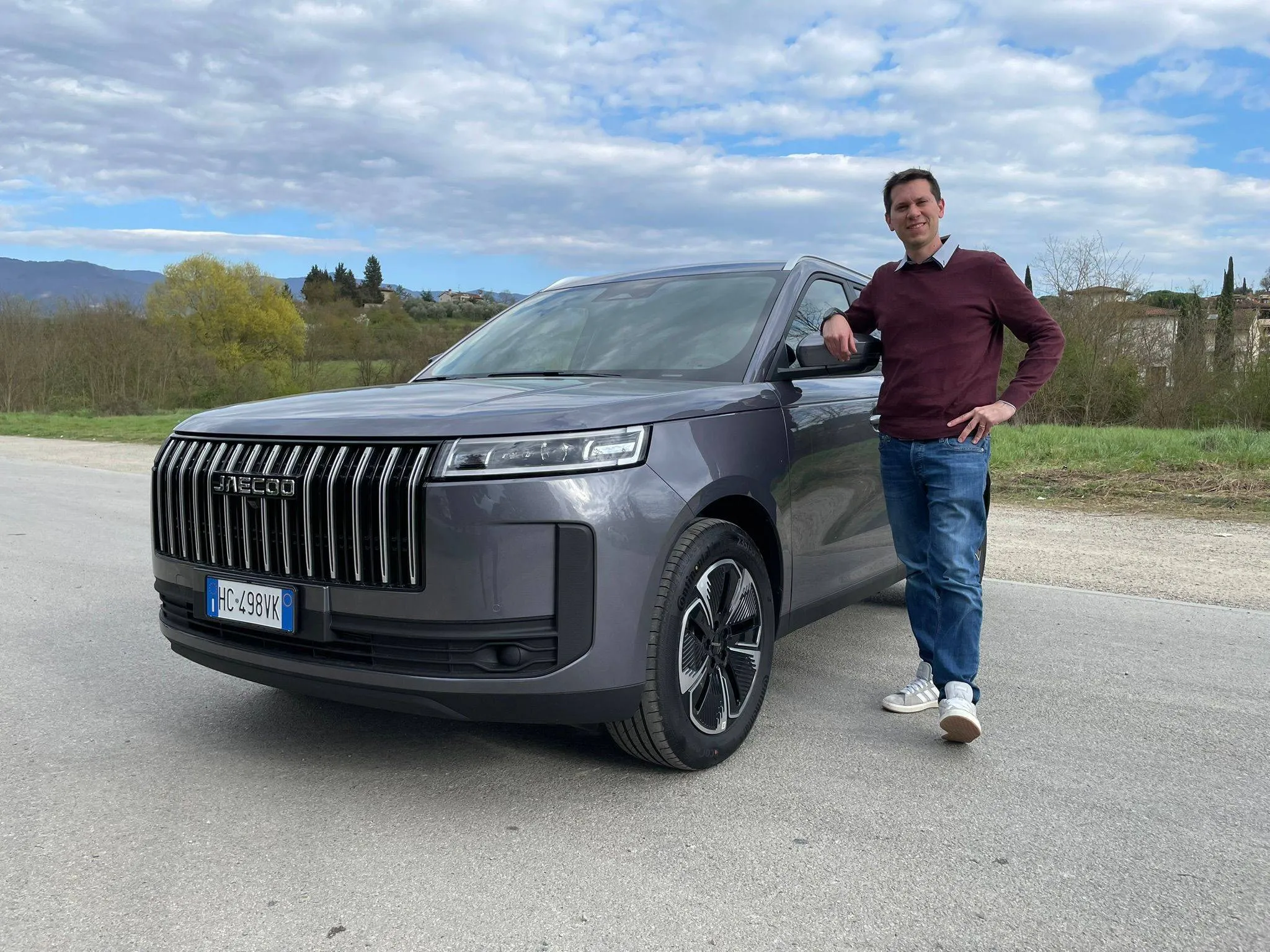 Jaecoo 5 grigia full hybrid con alessandro cattelan, giornalista automotive nelle campagne attorno a firenze