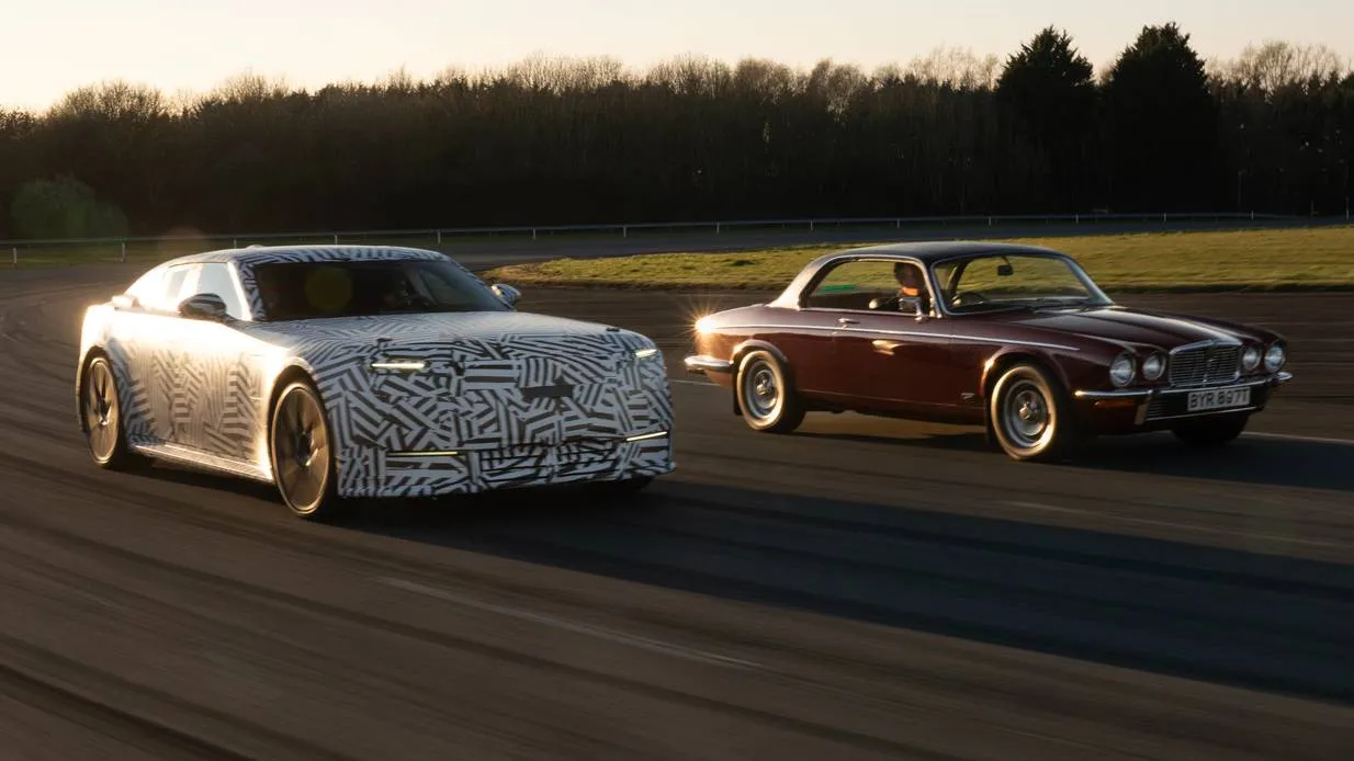 Jaguar GT frontale affianco a una berlina jaguar d'epoca