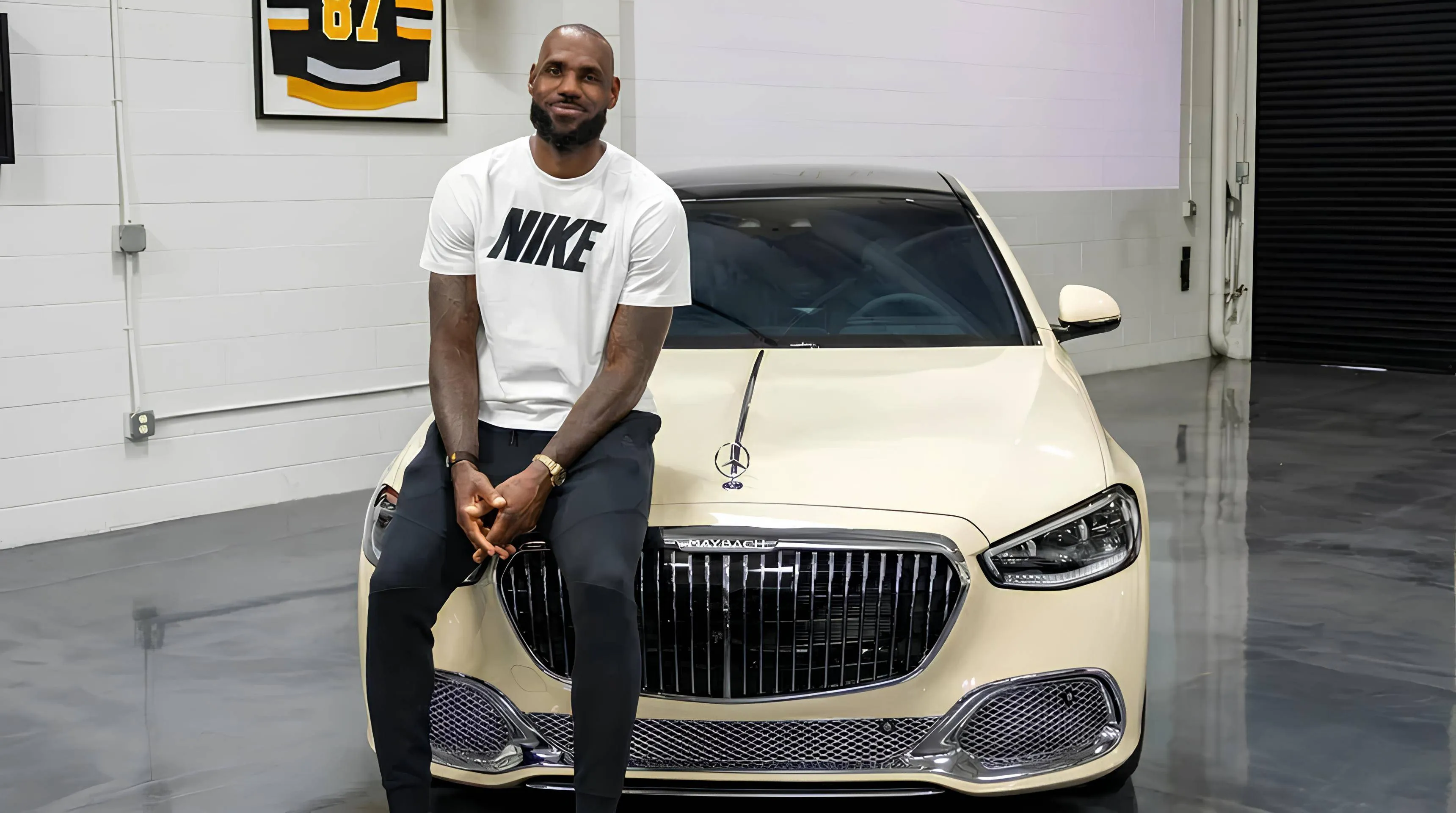 Nell'immagine si vede LeBron James che posa davanti alla sua nuova Mercedes Maybach s680
