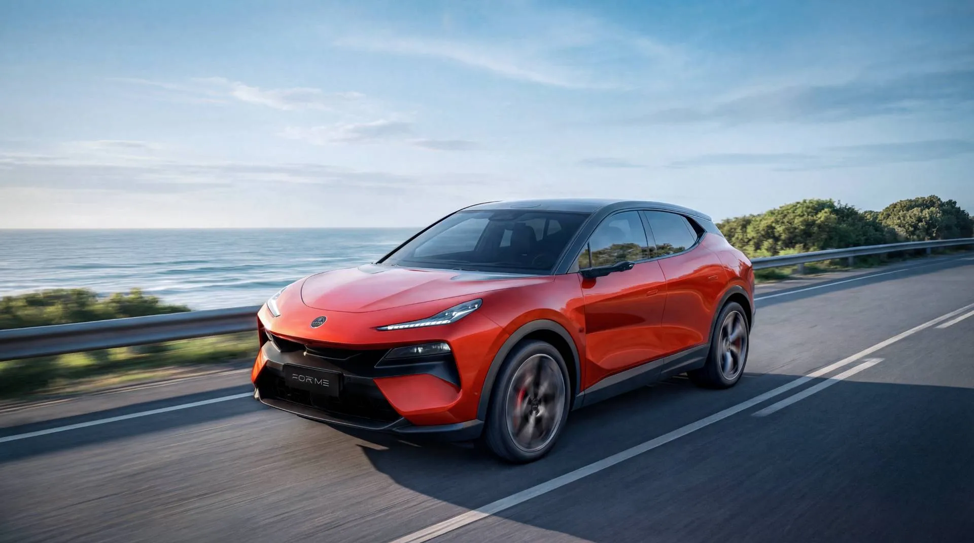 lotus eletre x di colore arancione rosso in movimento frontale con sfondo il mare