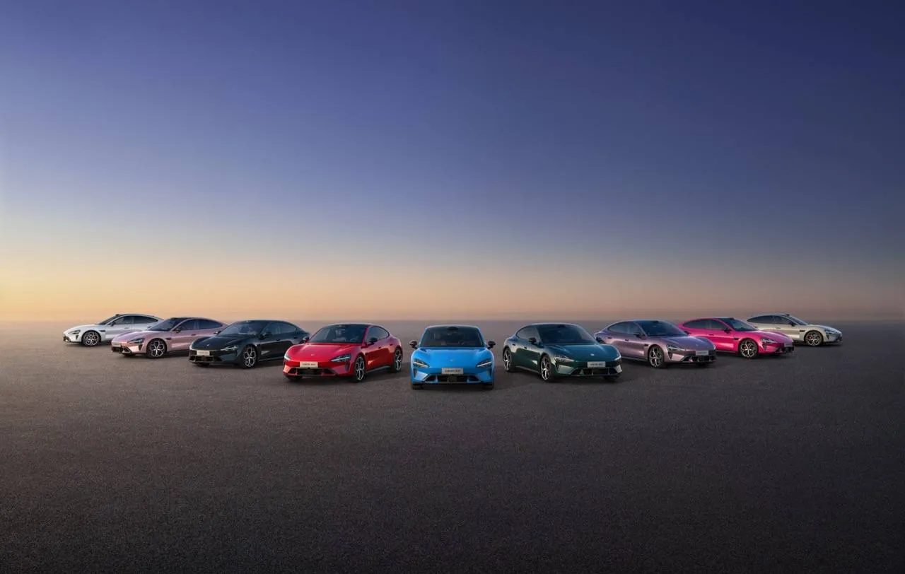 La nuova generazione Xiaomi SU7 con le auto esposte una affianco all'altra