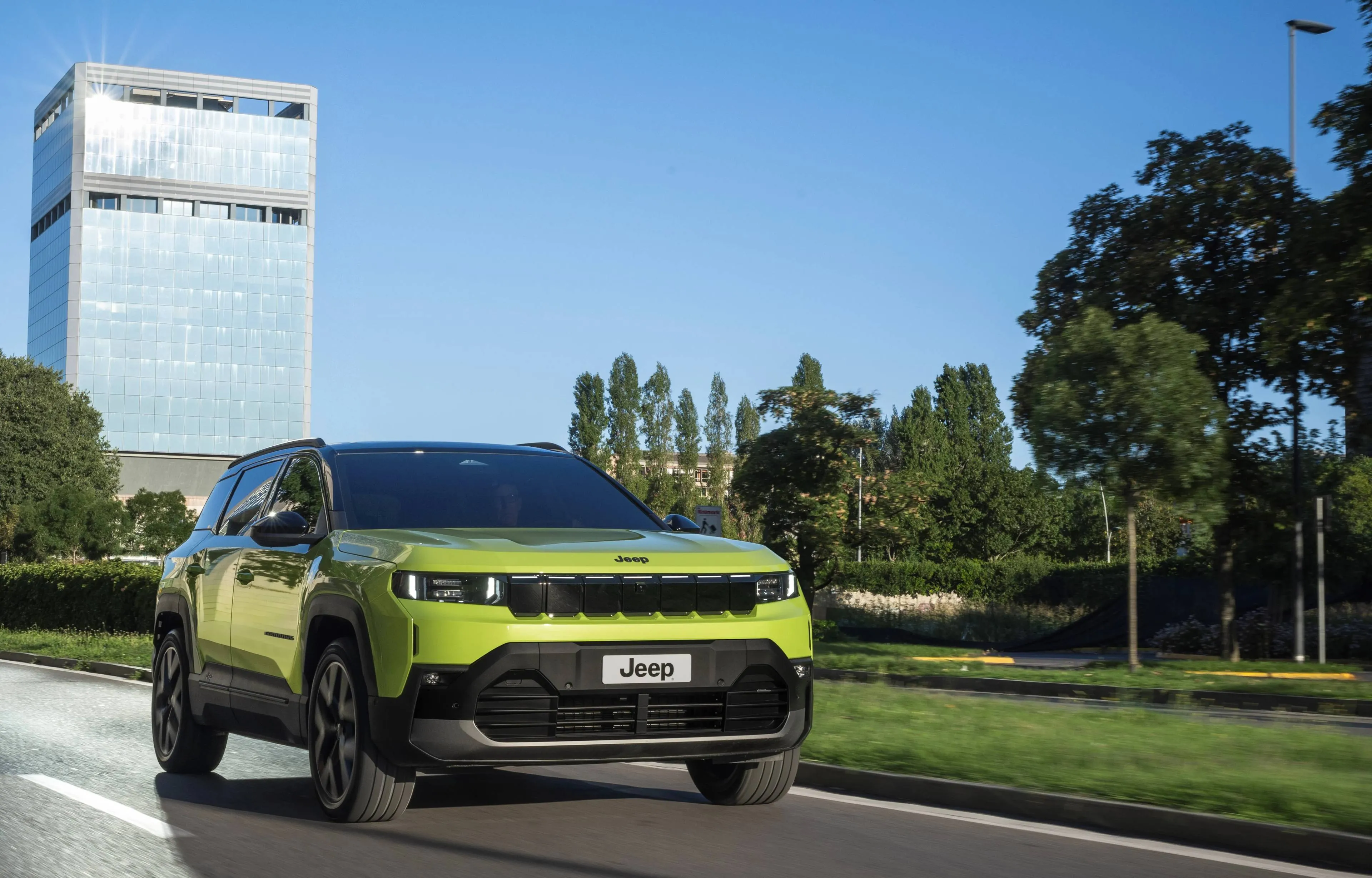 NuovaJeepCompass di colore giallo in posizione frontale dinamica