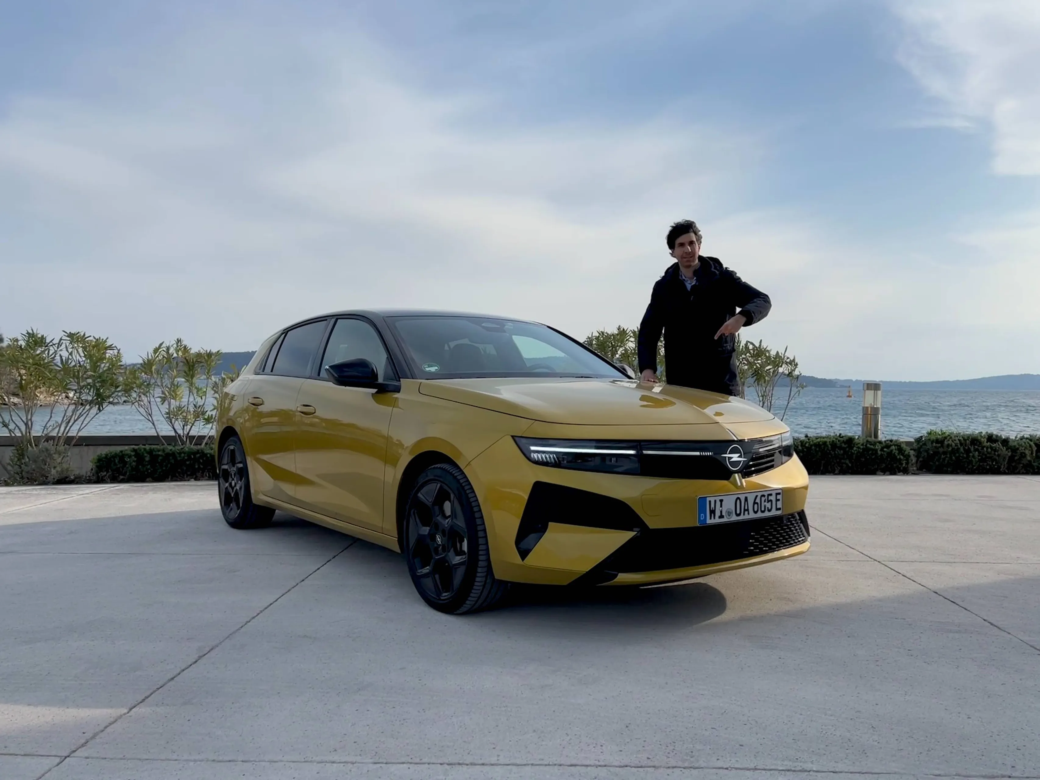 opel astra nuova di colore giallo con affianco federico ferrero