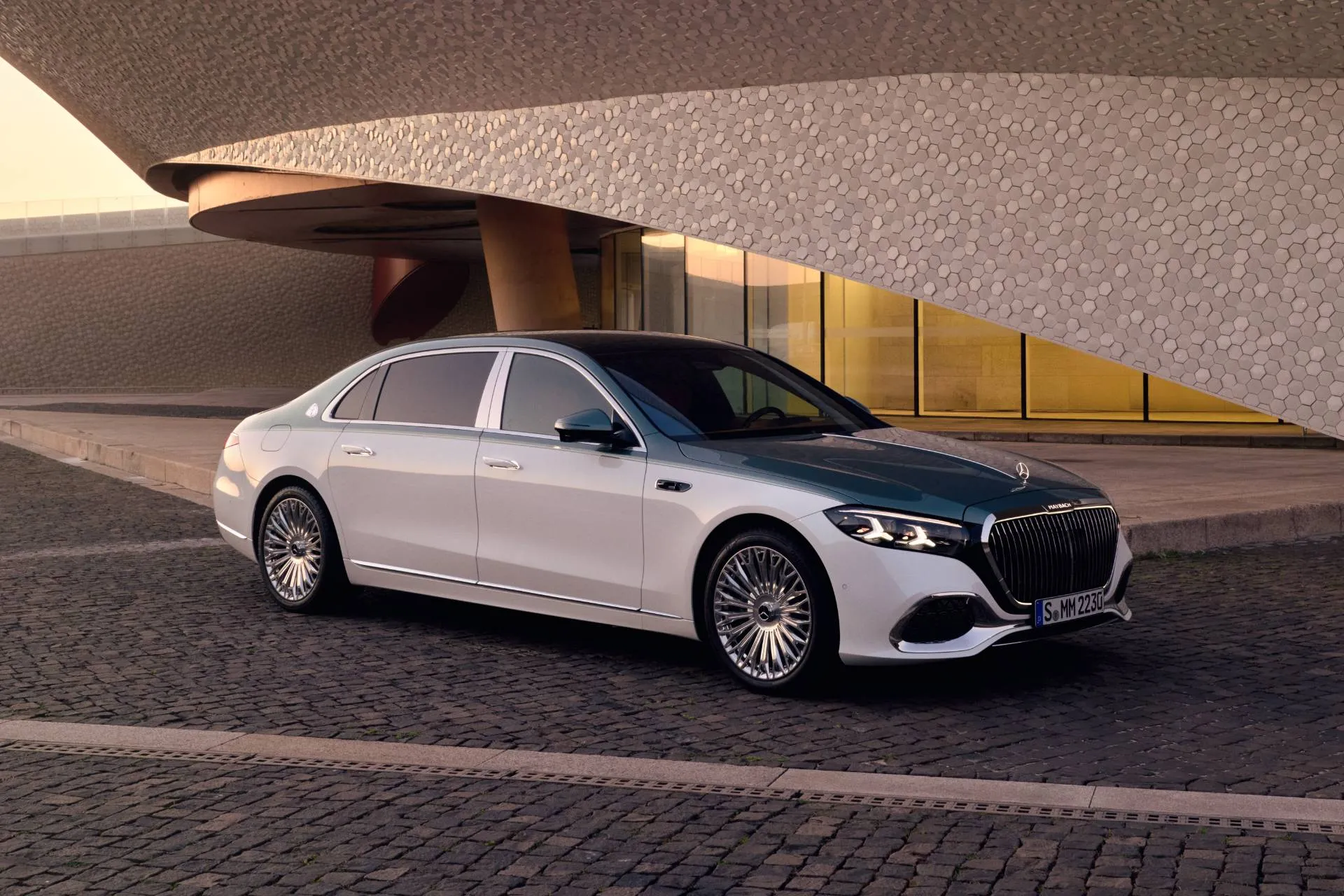 Mercedes Classe S Maybach anteriore laterale bianca