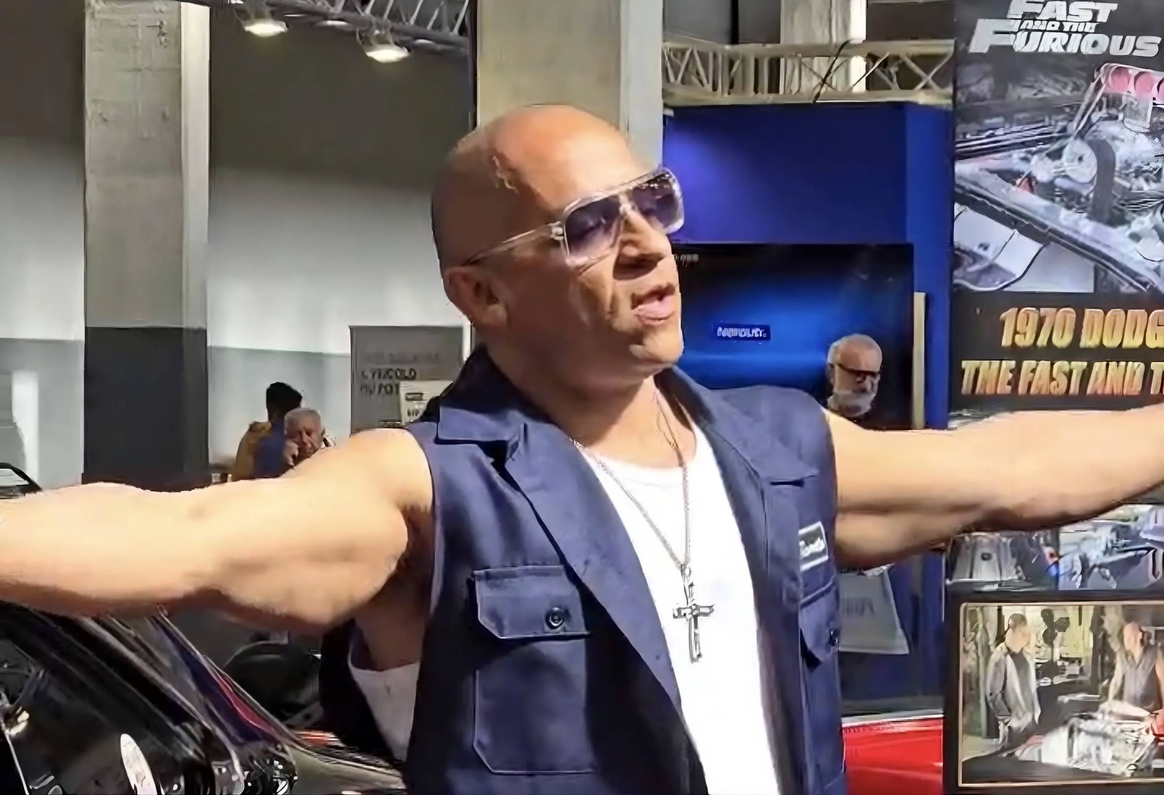 Il sosia di vin diesel ad amts auto moto turin show con le braccia allargate ad accogliere la folla