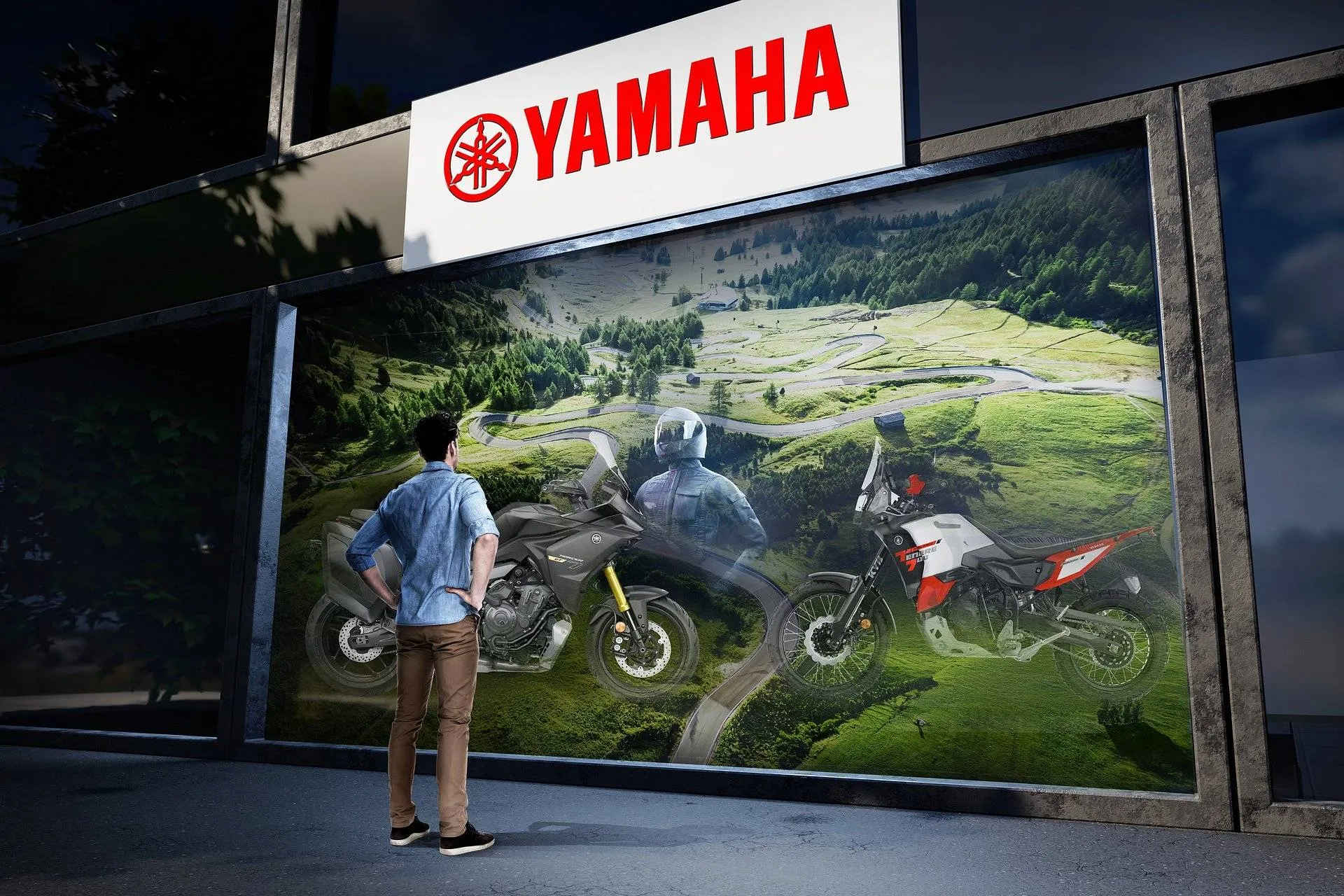 Yamaha immagine del porte aperte di una persona che si specchia nella vetrina con due moto davanti