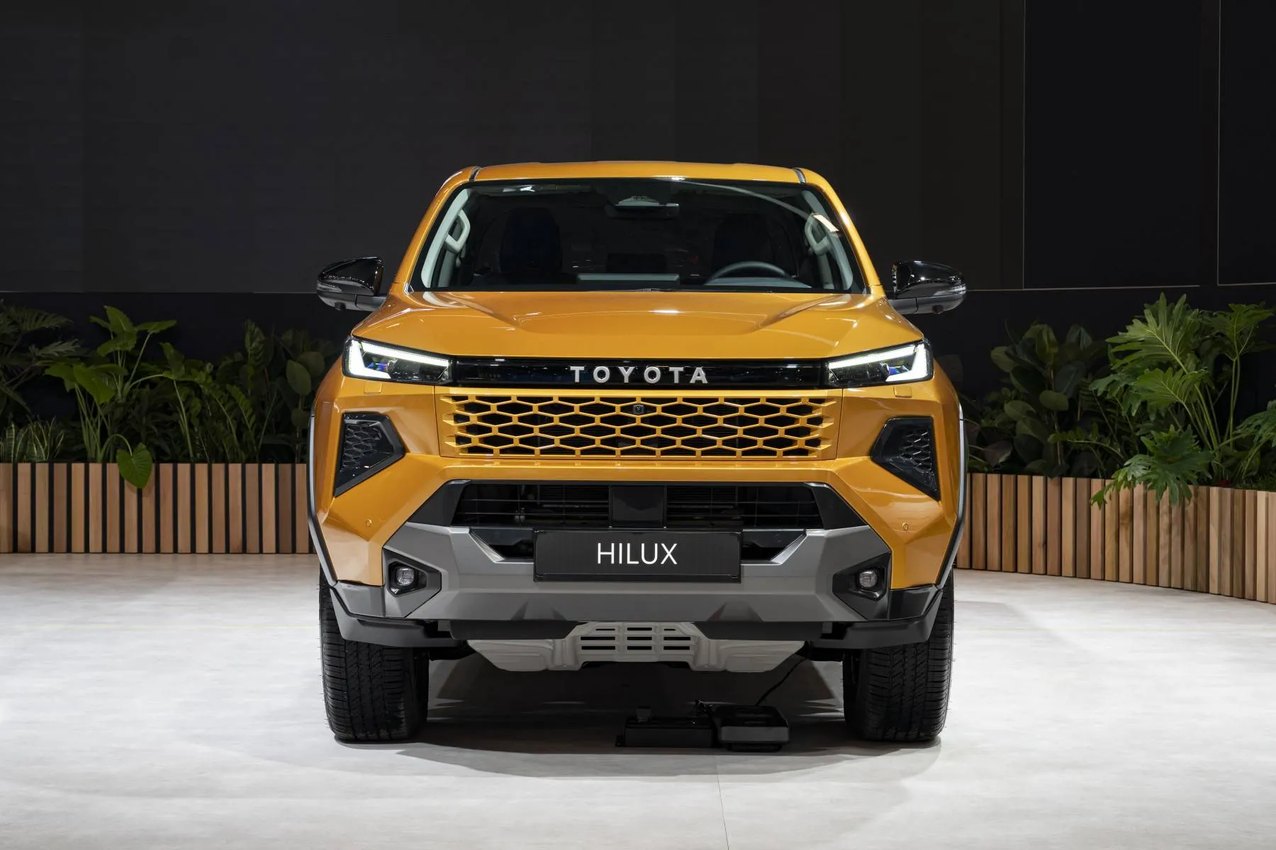 toyota hilux hybrid di colore giallo ripreso in frontale pieno