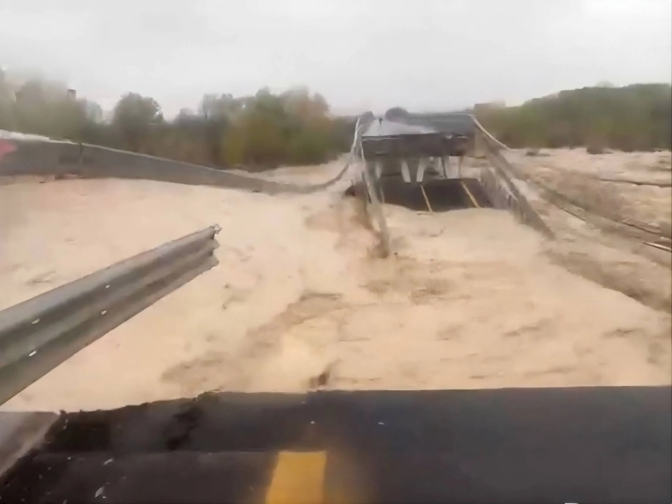 Crollo ponte sul fiume trigno immagine che mostra il fiume in piena che trascina via la strada rotta