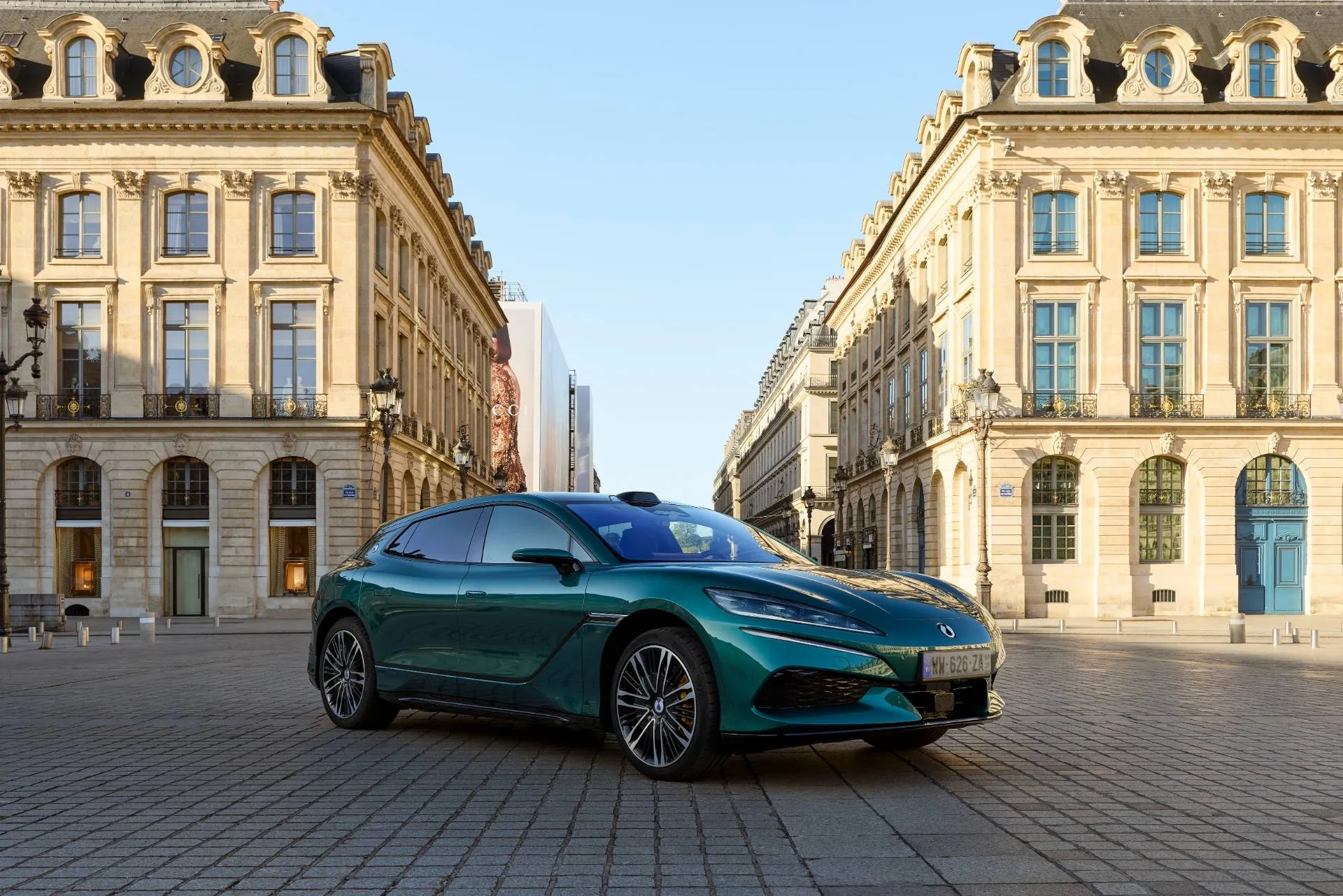 DENZA_Z9GT di anteriore all'interno di una piazza storica europea