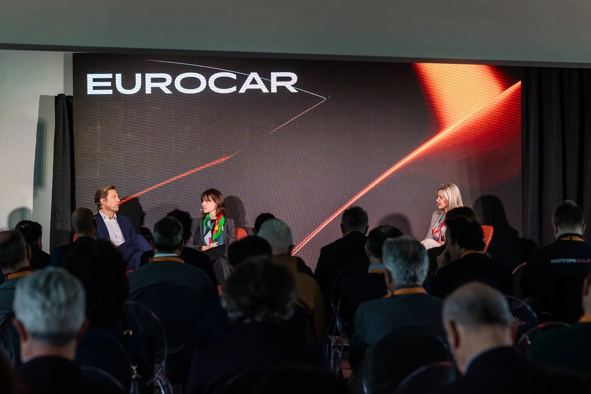 eurocar presentazione alla stampa, pubblico in primo piano e sullo sfondo i relatori della conferenza eurocar