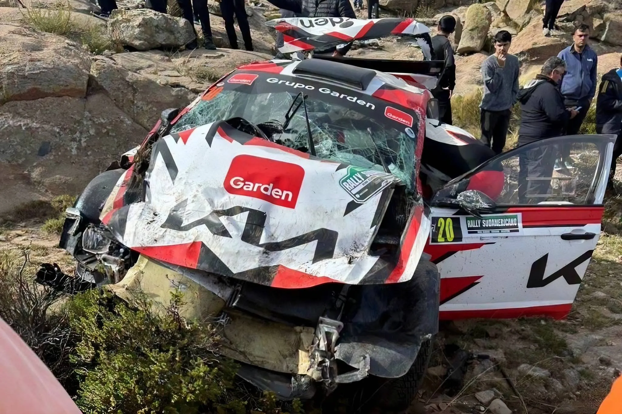 Ripresa vicina della vettura kia che si è schiantata tragicamente sulla folla al rally di argentina a cordoba