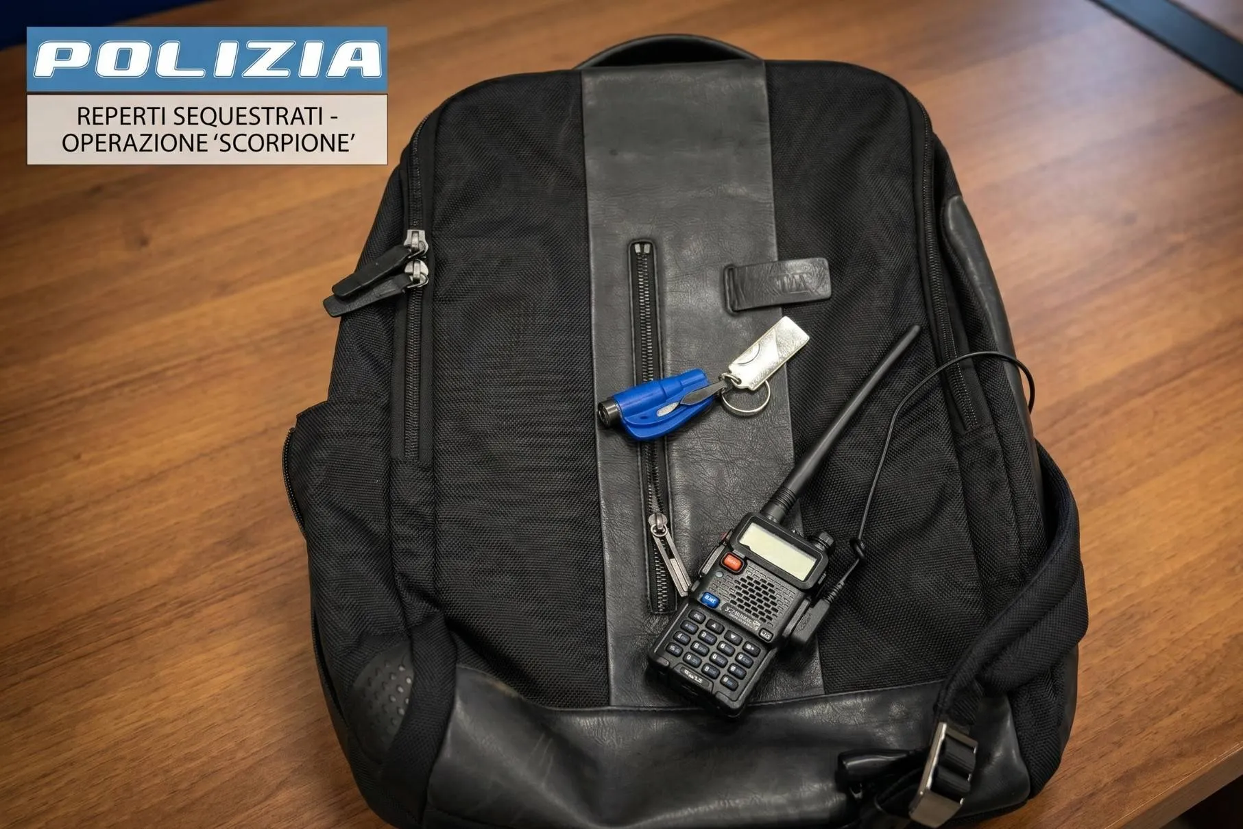 foto-mobile-arresto-furto-aggravato-via-piave-jammer posato sopra uno zaino