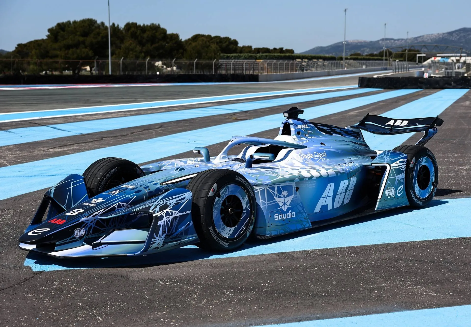 una vista di tre quarti della nuova Formula E Gen4 sulla pista del Paul Ricard