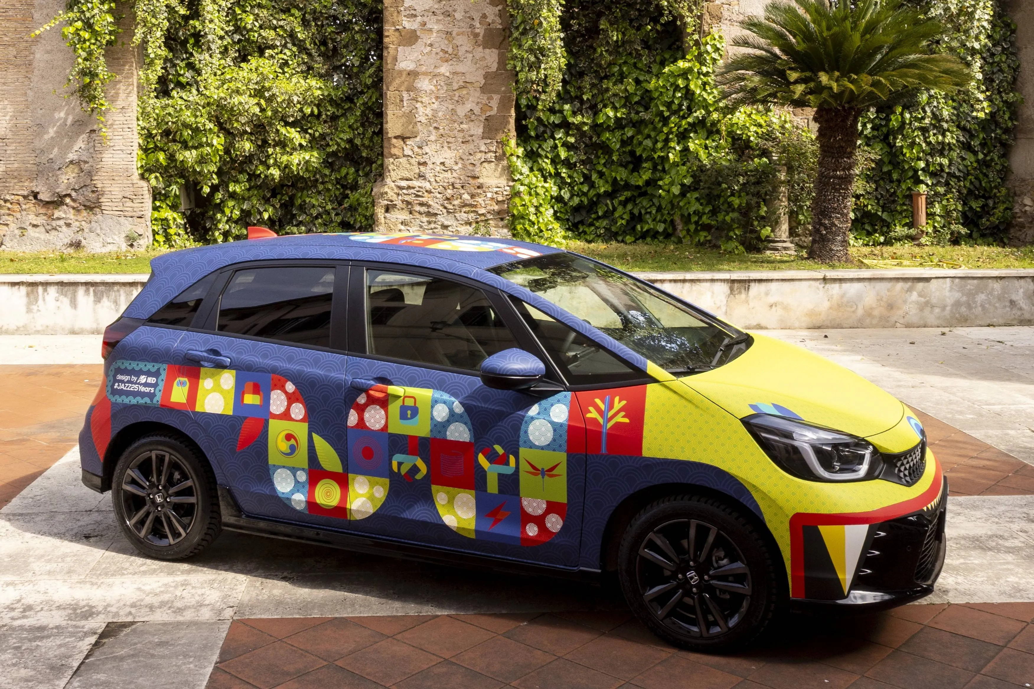 Honda Jazz nella livrea della IED ripresa dall'anteriore