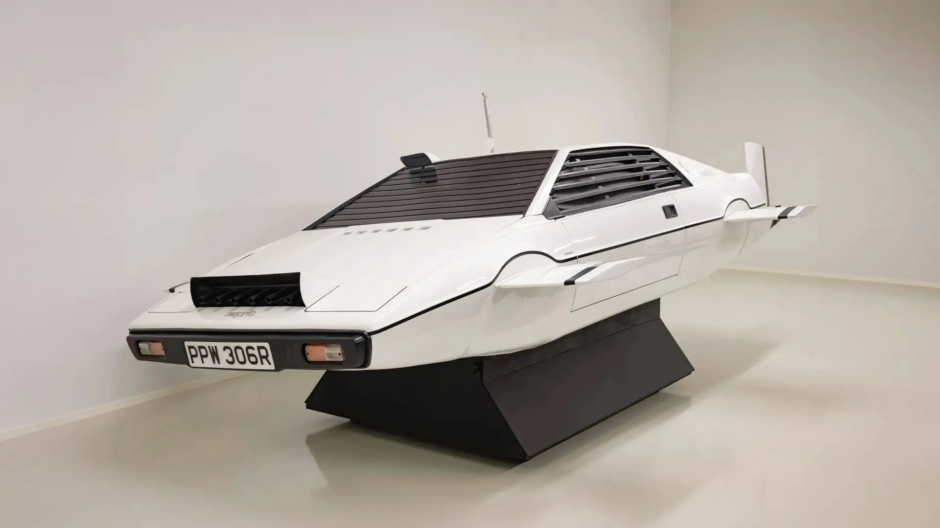 Nell'immagine si vede la maschera della Lotus Esprit s1 usata durante le riprese di un film di James Bond