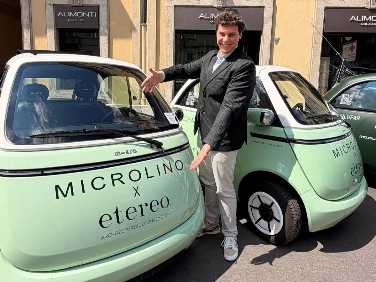 Nell'immagine si vede la Microlino davanti ad Alimonti