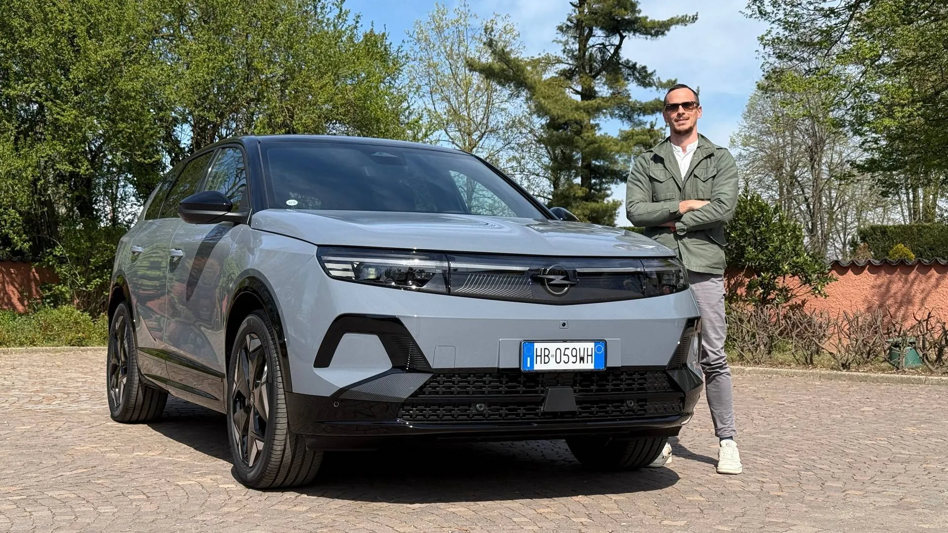 La Opel Grandland AWD di colore grafik grey