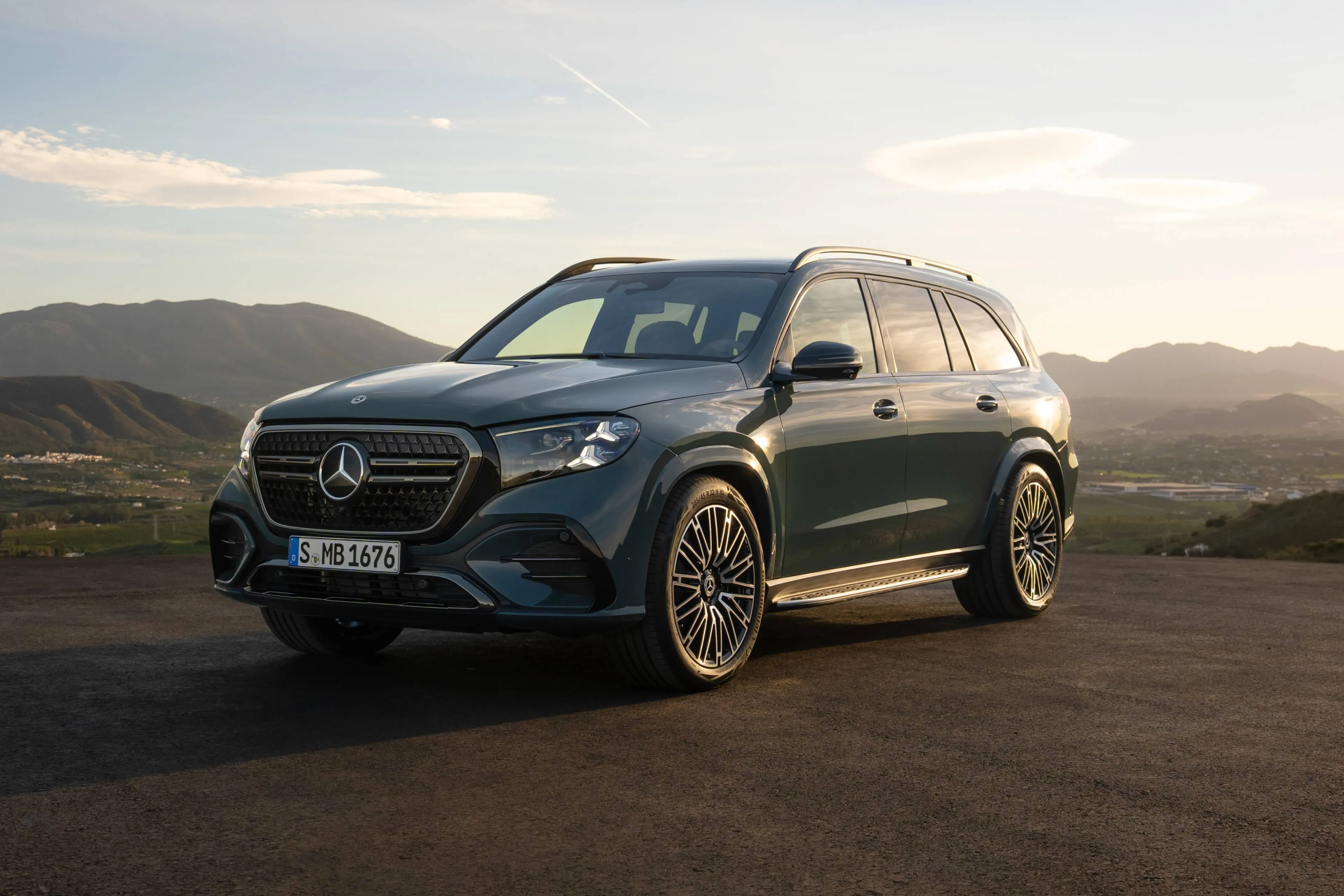 Mercedes GLS frontale con tramonto alle spalle