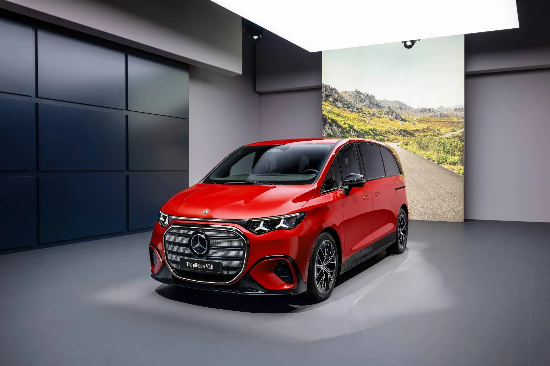 Mercedes VLE di colore rosso anteriore