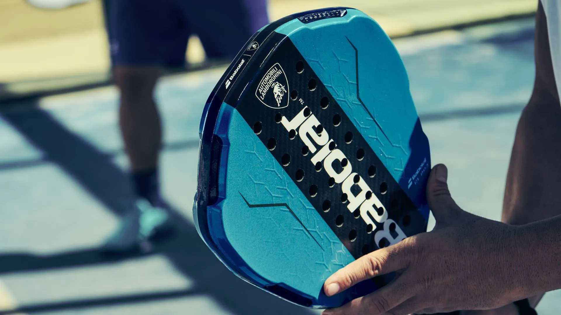 racchetta babolat per lamborghini di colore blu in mano a un atleta