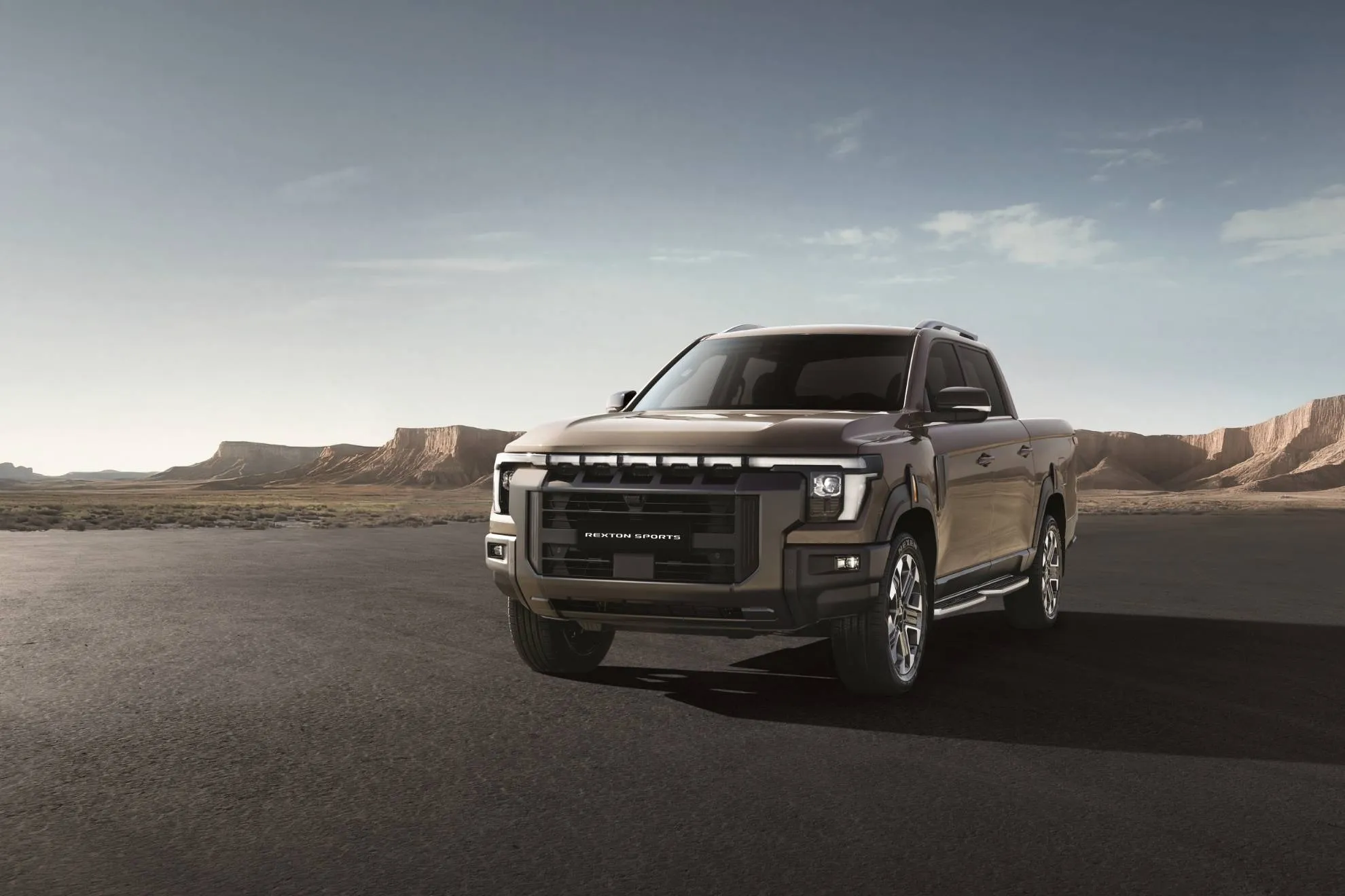 KGM REXTON SPORTS frontale di colore marrone statica