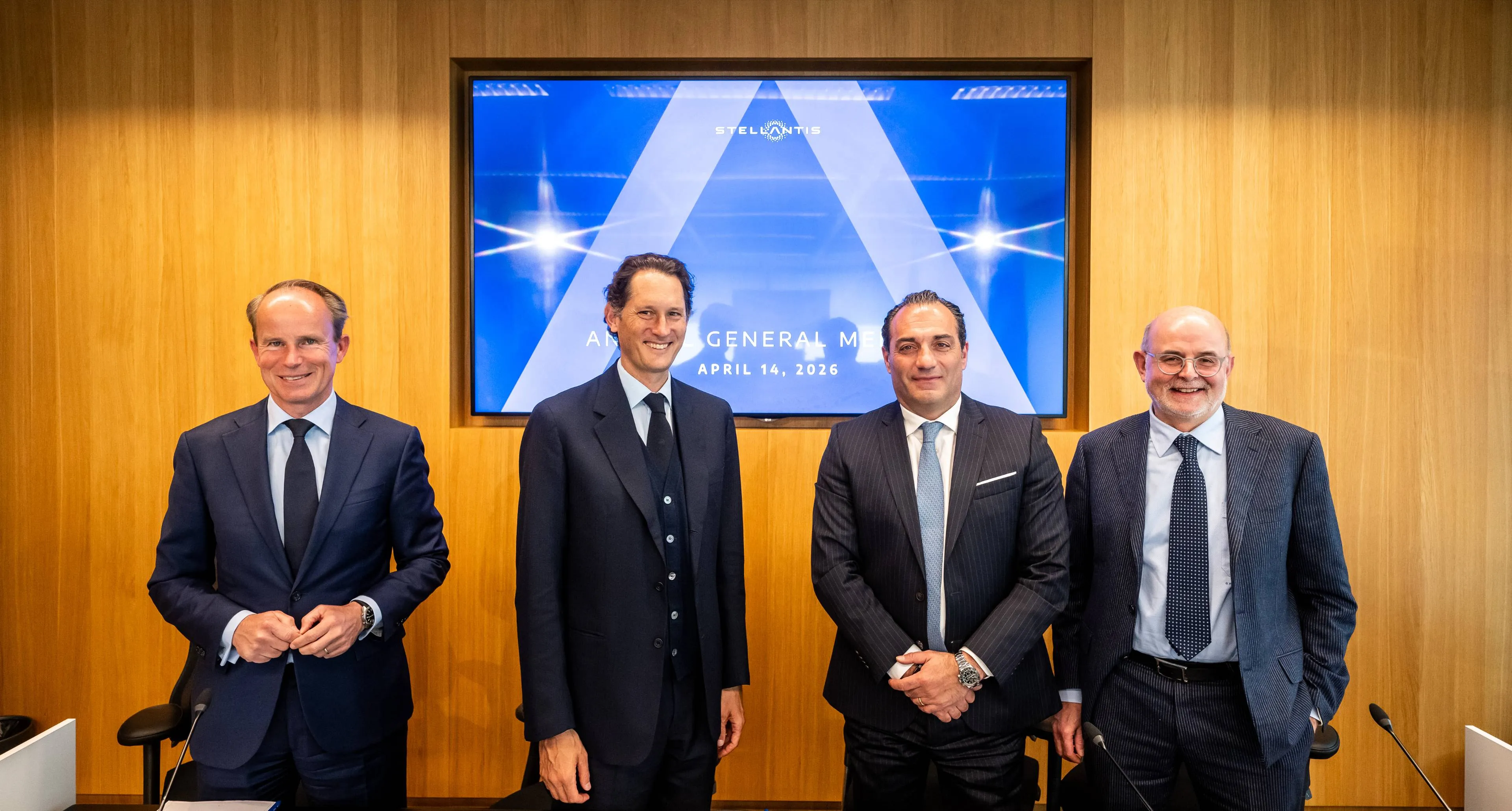 Da sinistra a destra: Dirk-Jan Smit, Notaio di Freshfields Bruckhaus Deringer; John Elkann, Presidente di Stellantis; Antonio Filosa, CEO di Stellantis; Giorgio Fossati, General Counsel di Stellantis
