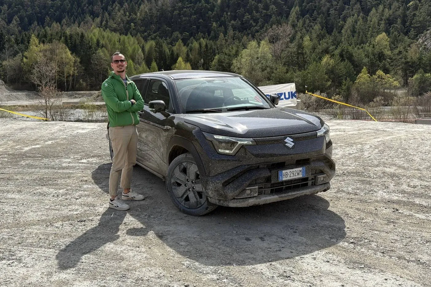 La Suzuki e Vitara di colore nero metalizzato ripresa in una cava