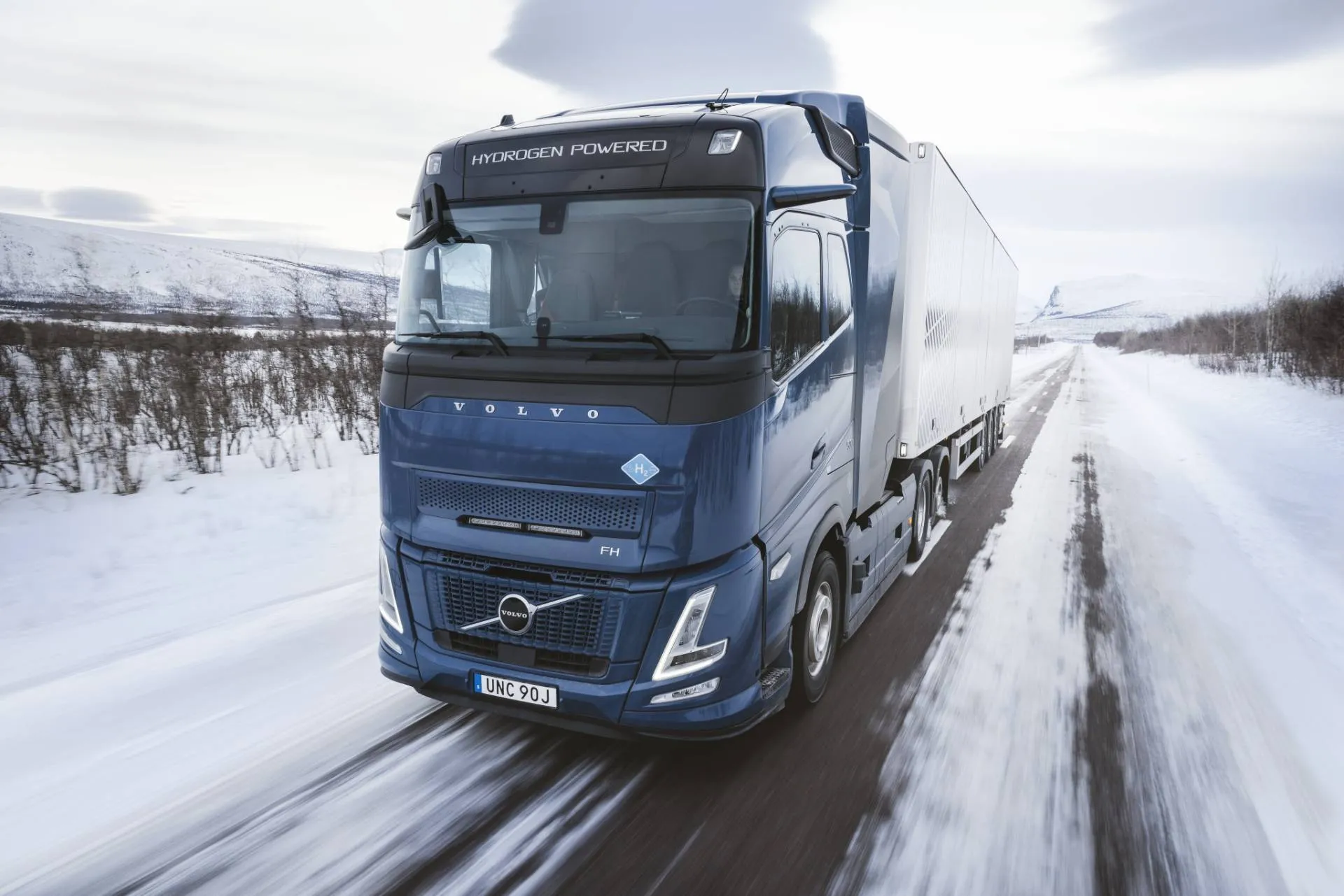 volvo-truck a idrogeno che va su una strada ghiacciata