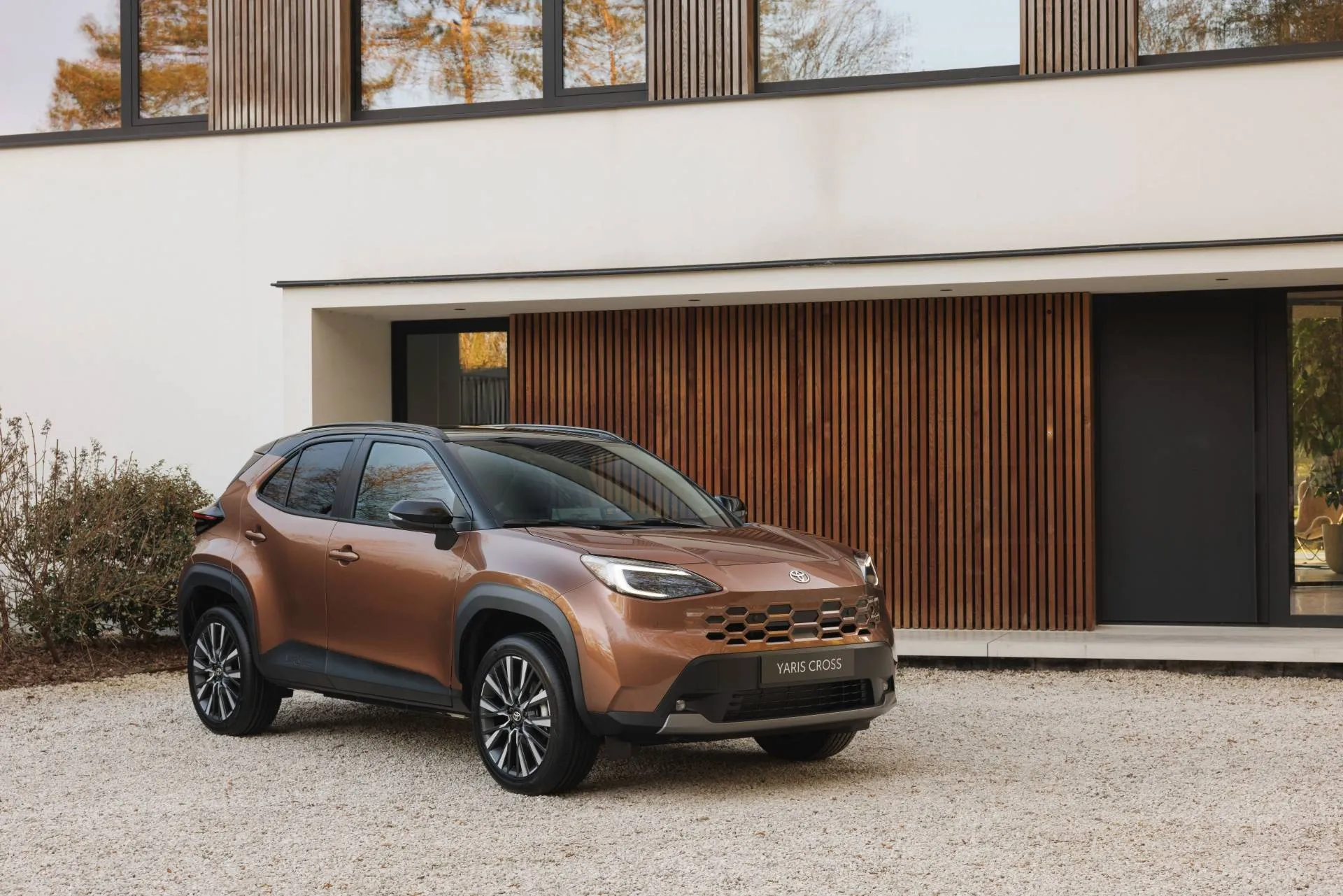 toyota yaris cross 2026 di colore bronzo parcheggiata di frontale