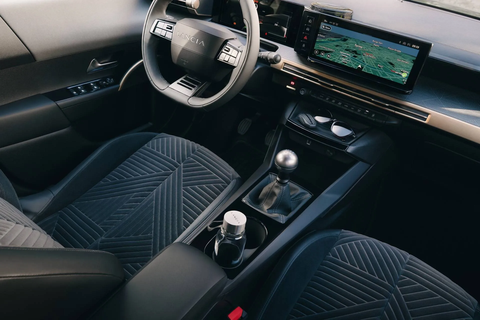 Nell'abitacolo della Lancia Ypsilon Turbo 100 spicca la presenza della leva del cambio manuale a 6 rapporti