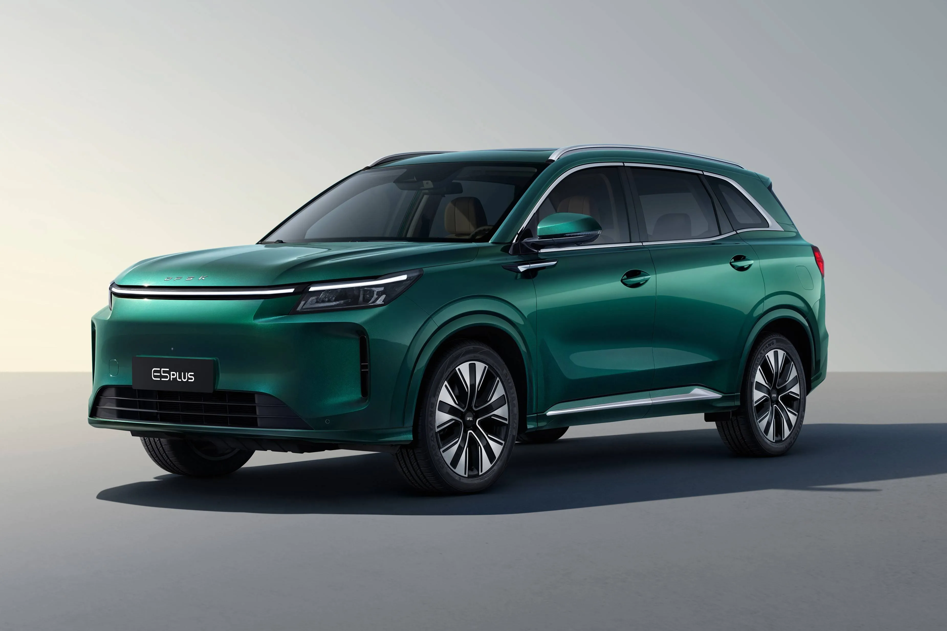 DFSK E5 Plus di colore verde in posizione frontale