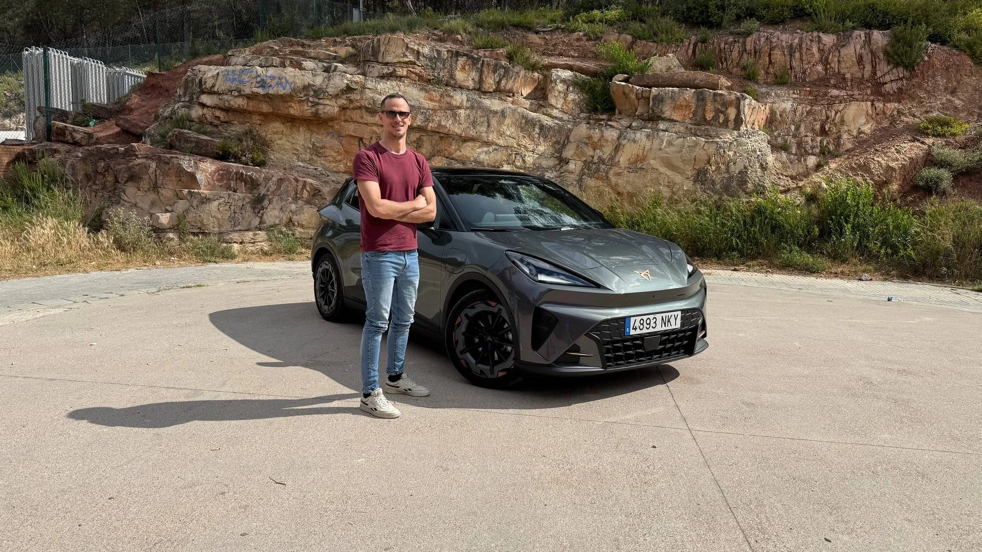 Un esemplare di Cupra Raval VZ e sullo sfondo delle rocce
