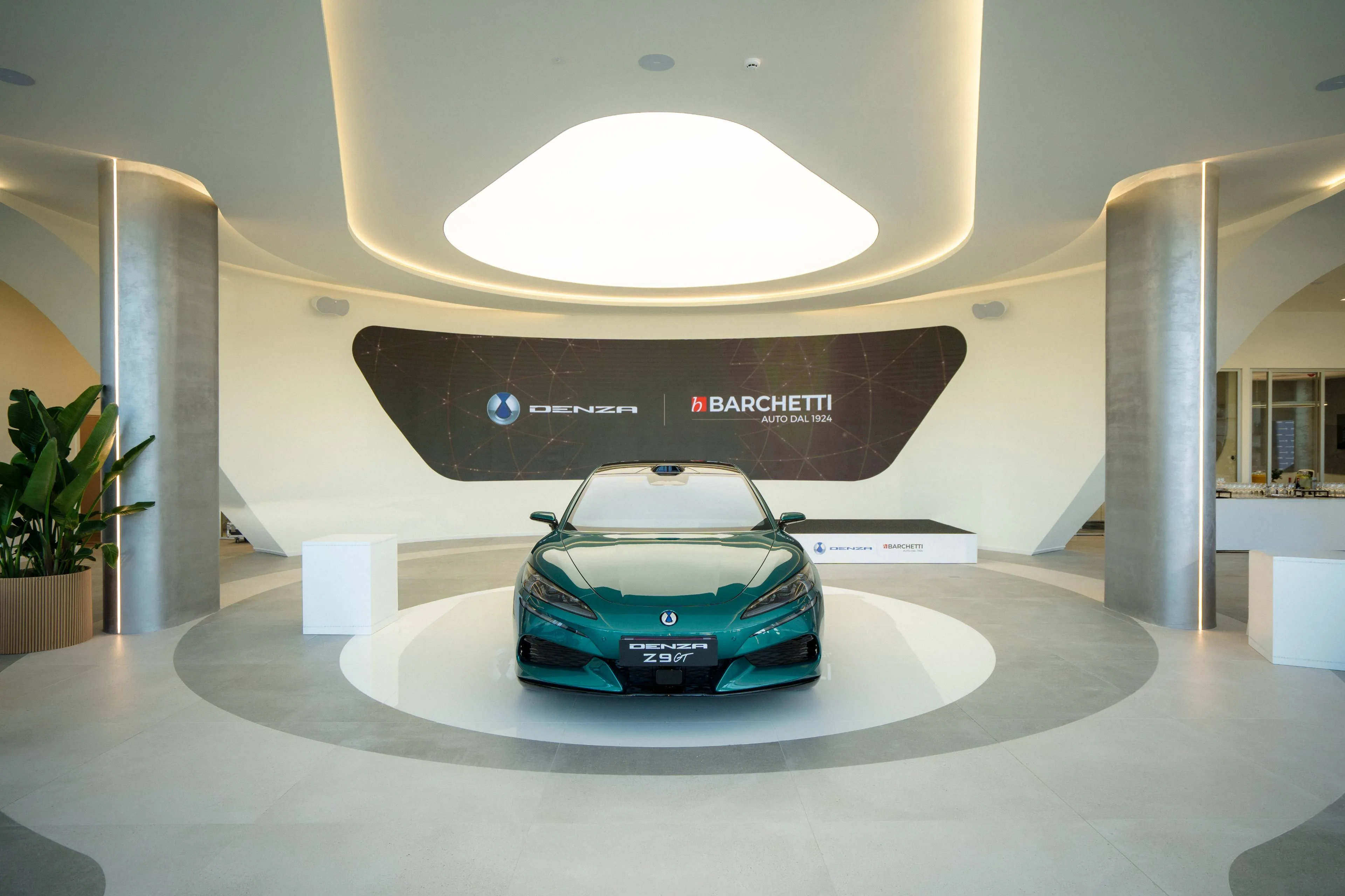 Nell'immagine si vede la Denza Z9 GT nel colore Emerald Green alla presentazione del primo concessionario Denza in Italia a Bologna