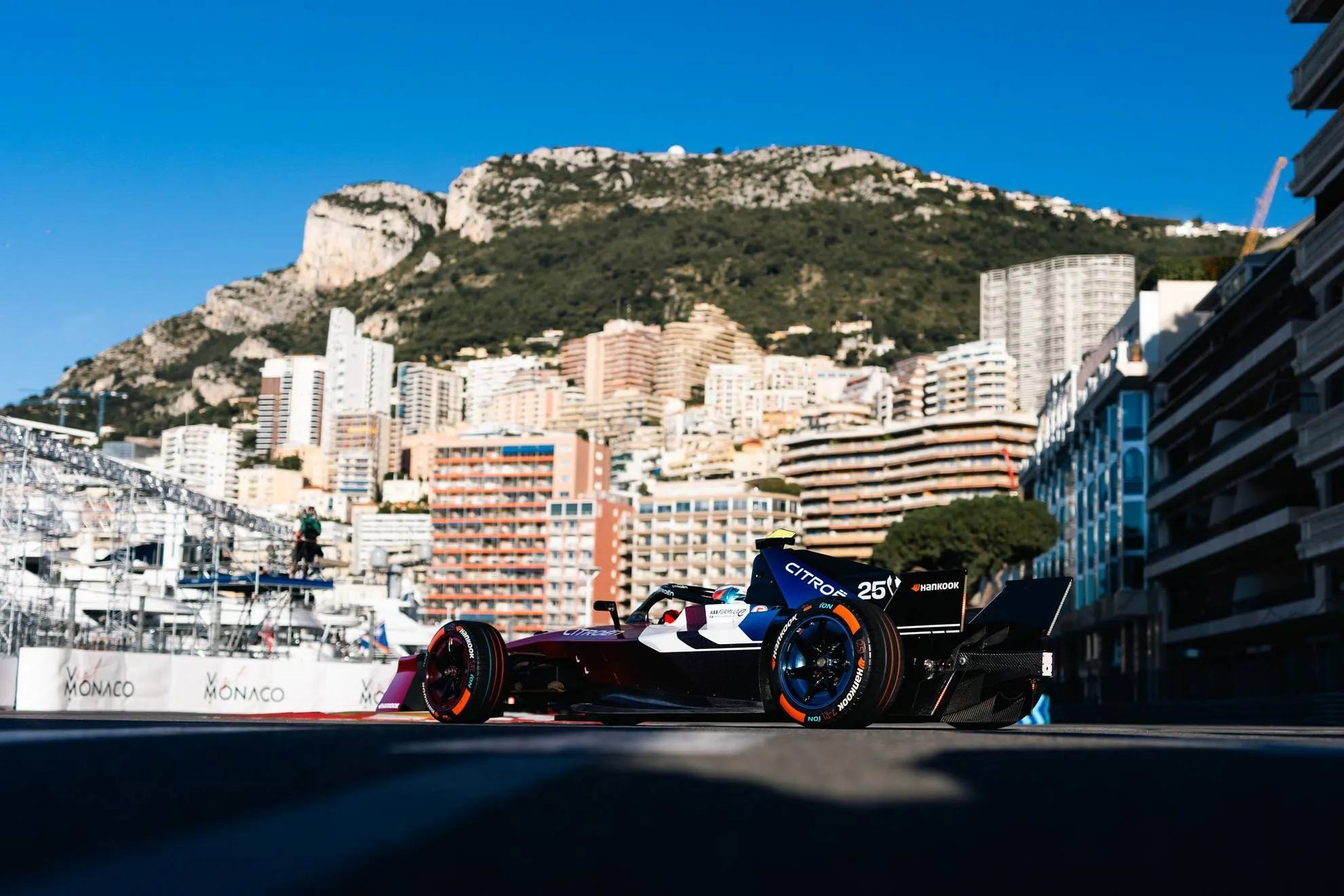 La monoposto di Formula E di Citroen Racing impegnata sulle strade del principato di monaco