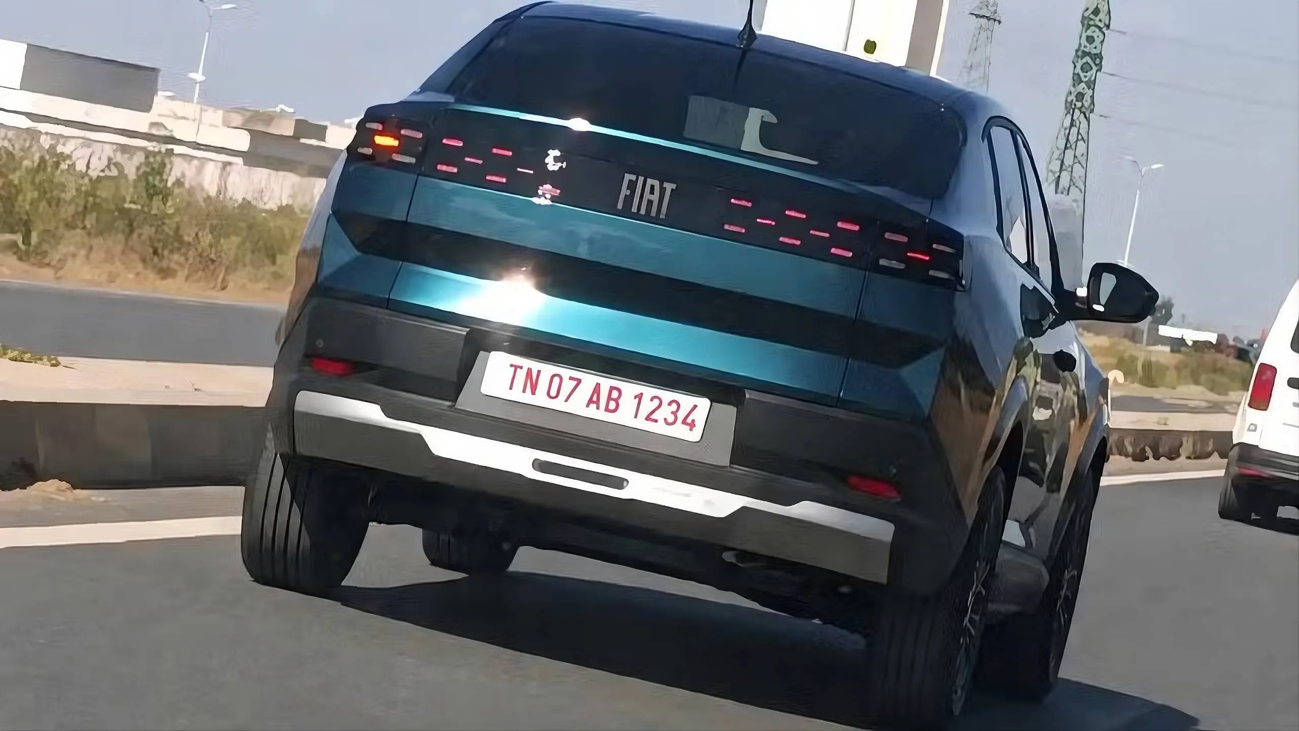 FIAT-fastback di colore blu su una strada del Marocco