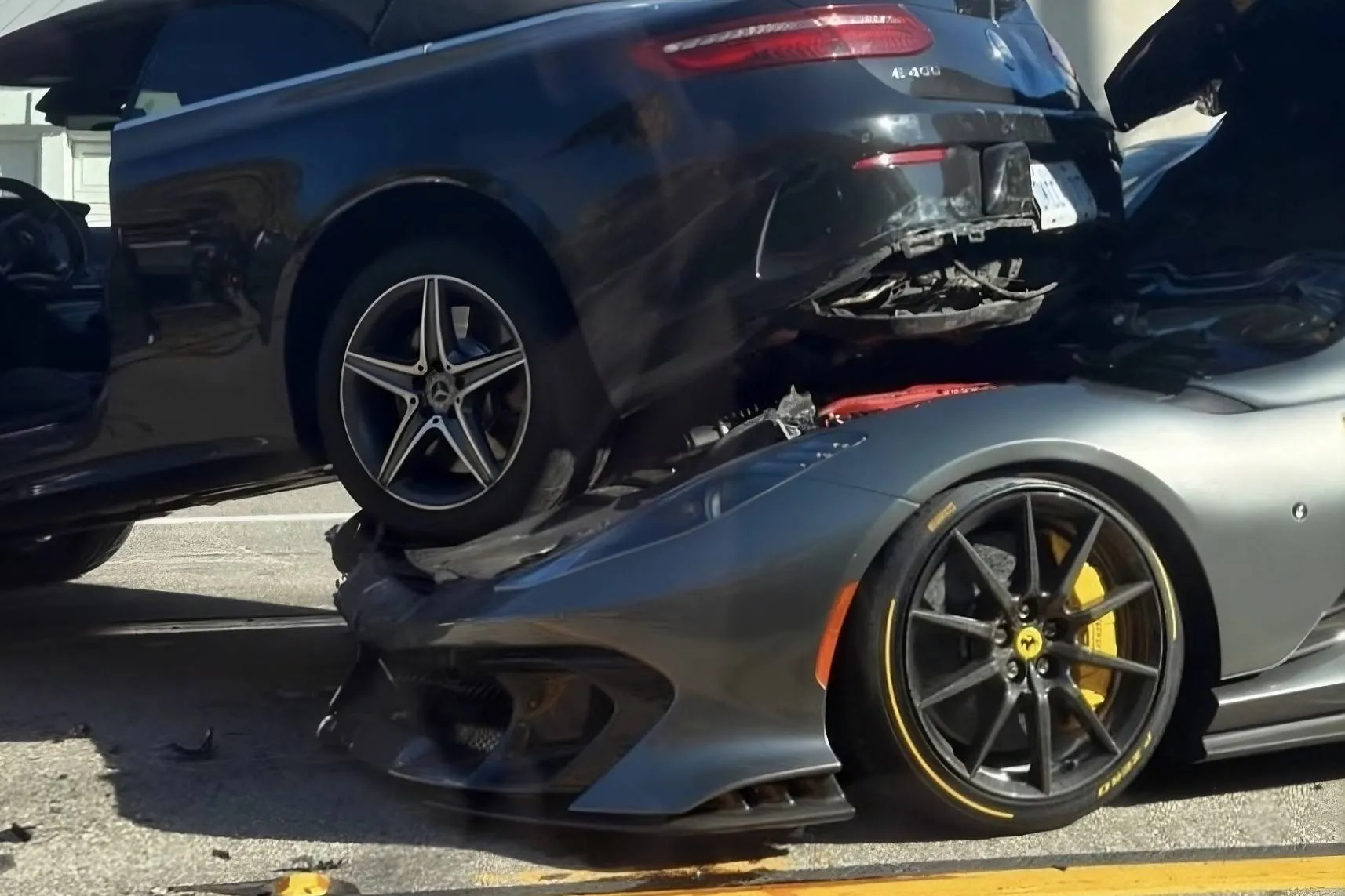 Foto stretta di una ferrari 812 competizione aperta ha fatto un incendente con una mercedes c400 cabrio e gli è finita sotto