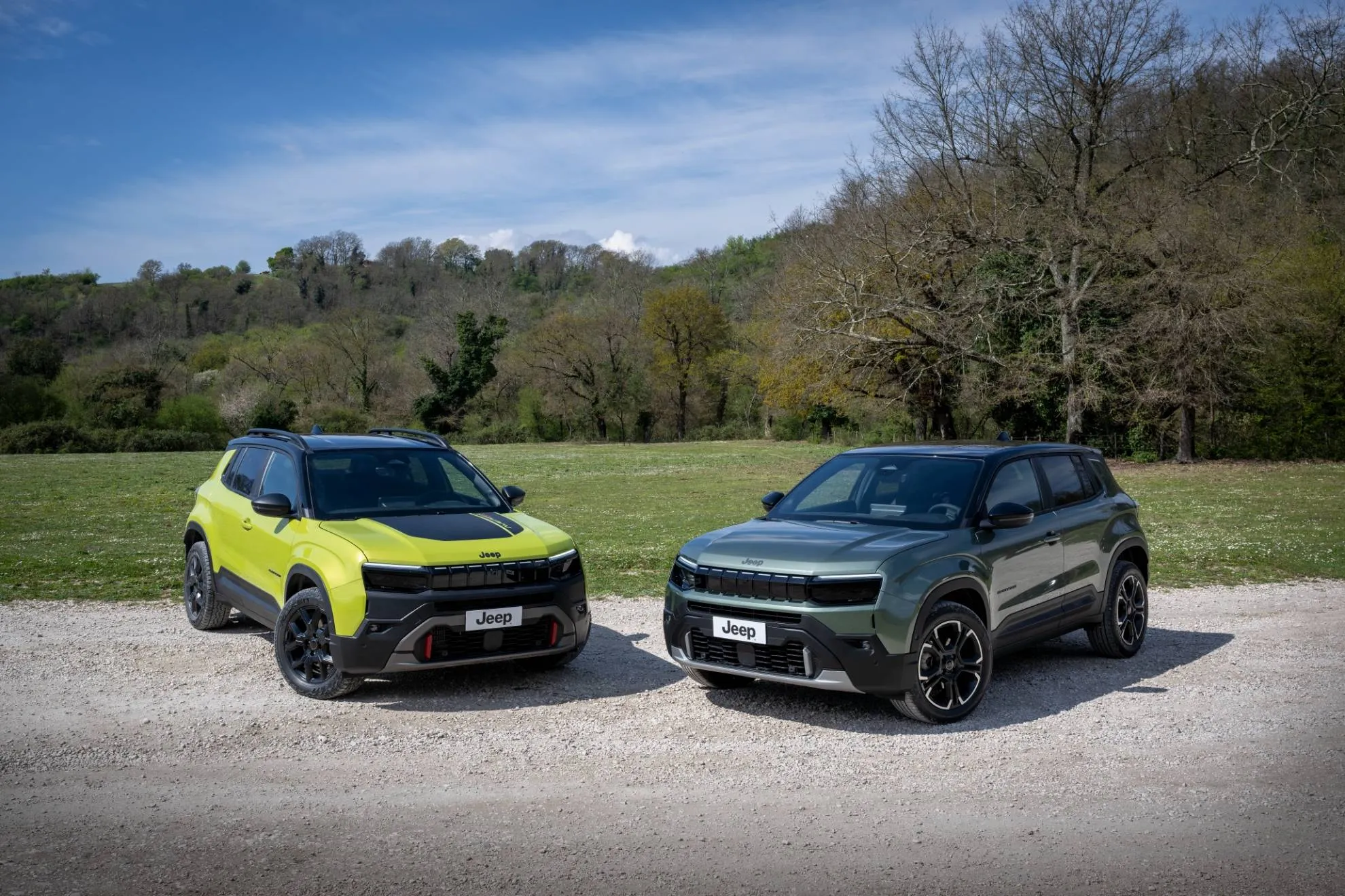 NewJeepAvenger 2026 due versioni una gialla e una azzurra in posa frontale