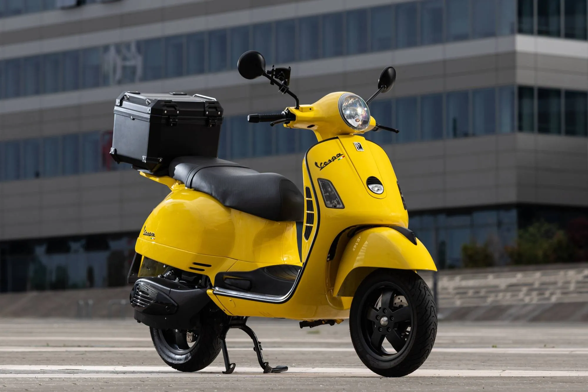 Newtron_Vespa_ di colore giallo preparata da Newtron elettrica