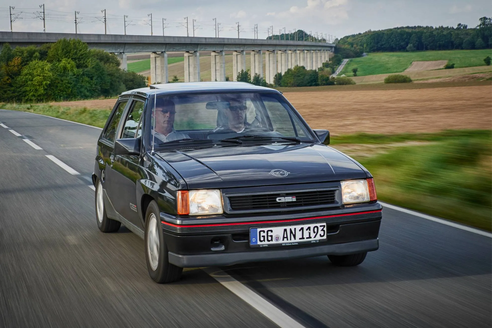 OpelCorsa A GSi di colore grigio in visione frontale dinamica