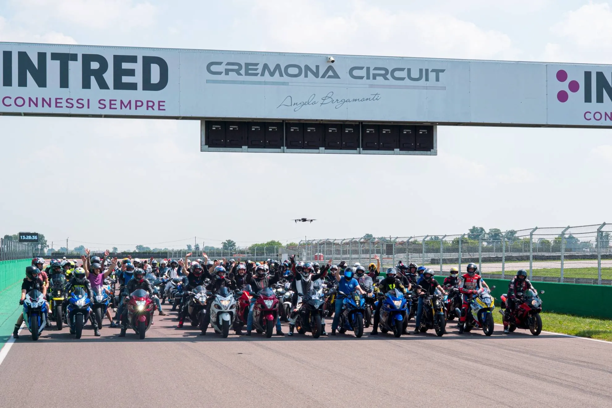 suzuki-tester-day-2026-7- con le moto in griglia di partezna del circuito di cremona