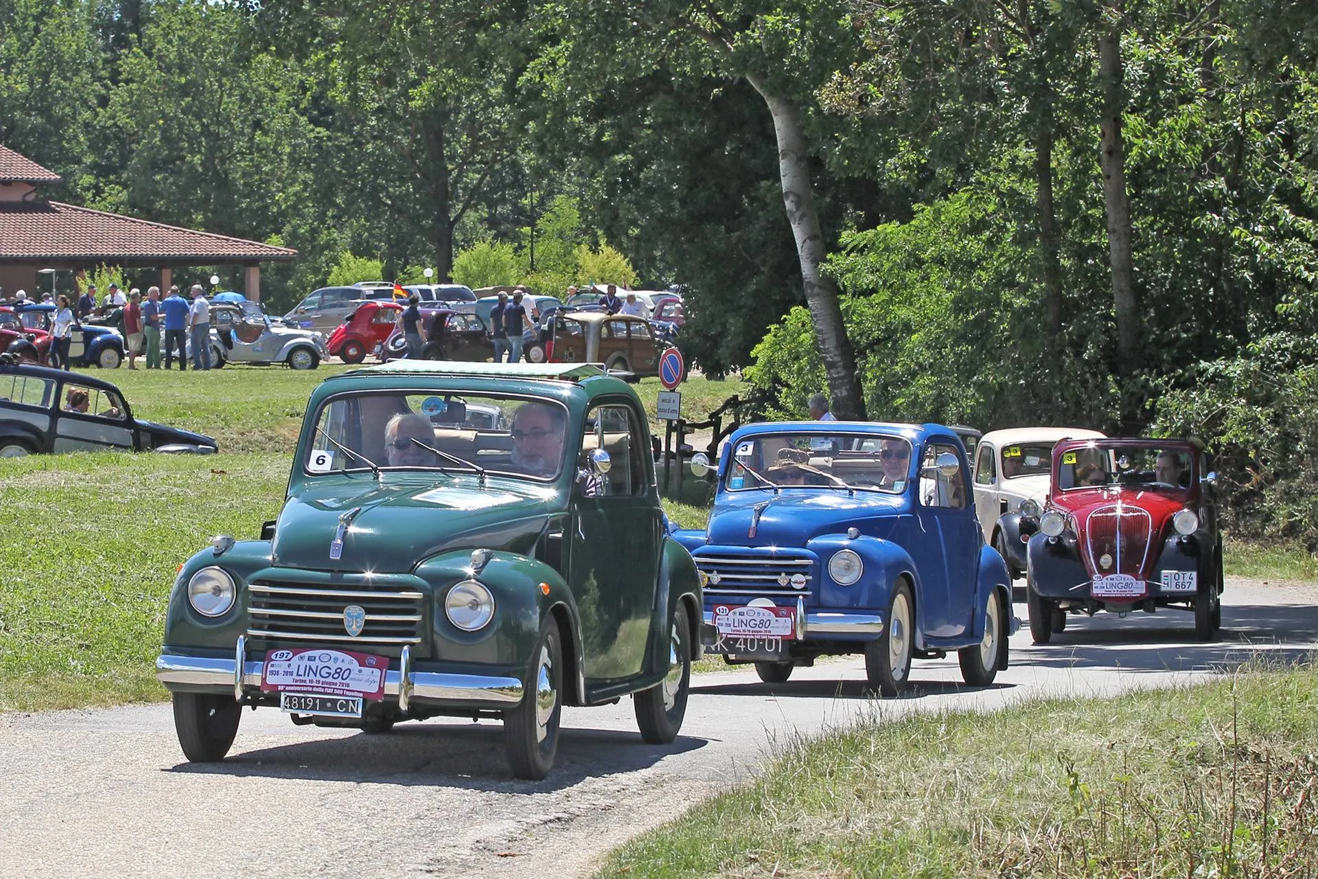 ASI 90 anni Topolino 1, una serie di FIAT Topolino che sfilano su strada