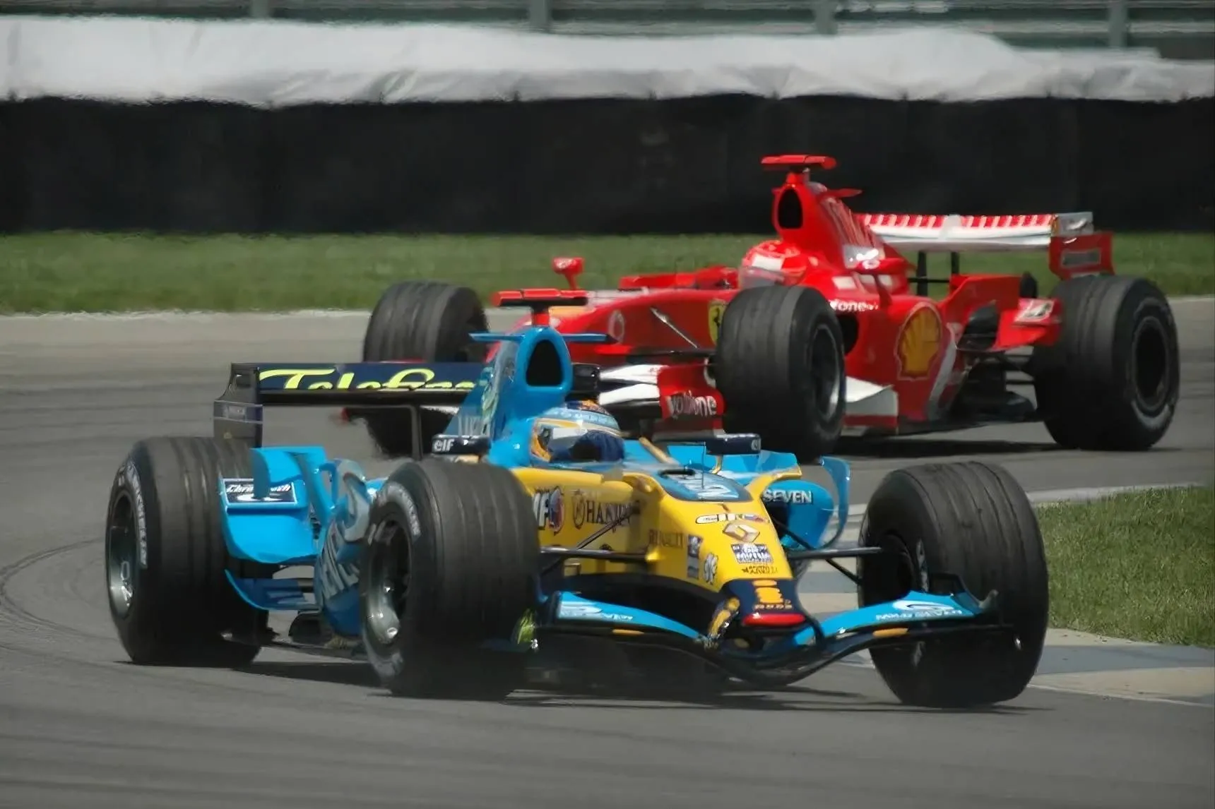 Nell'immagine si vedono due F1 nel 2006, una di Alonso e l'altra di Schumacher