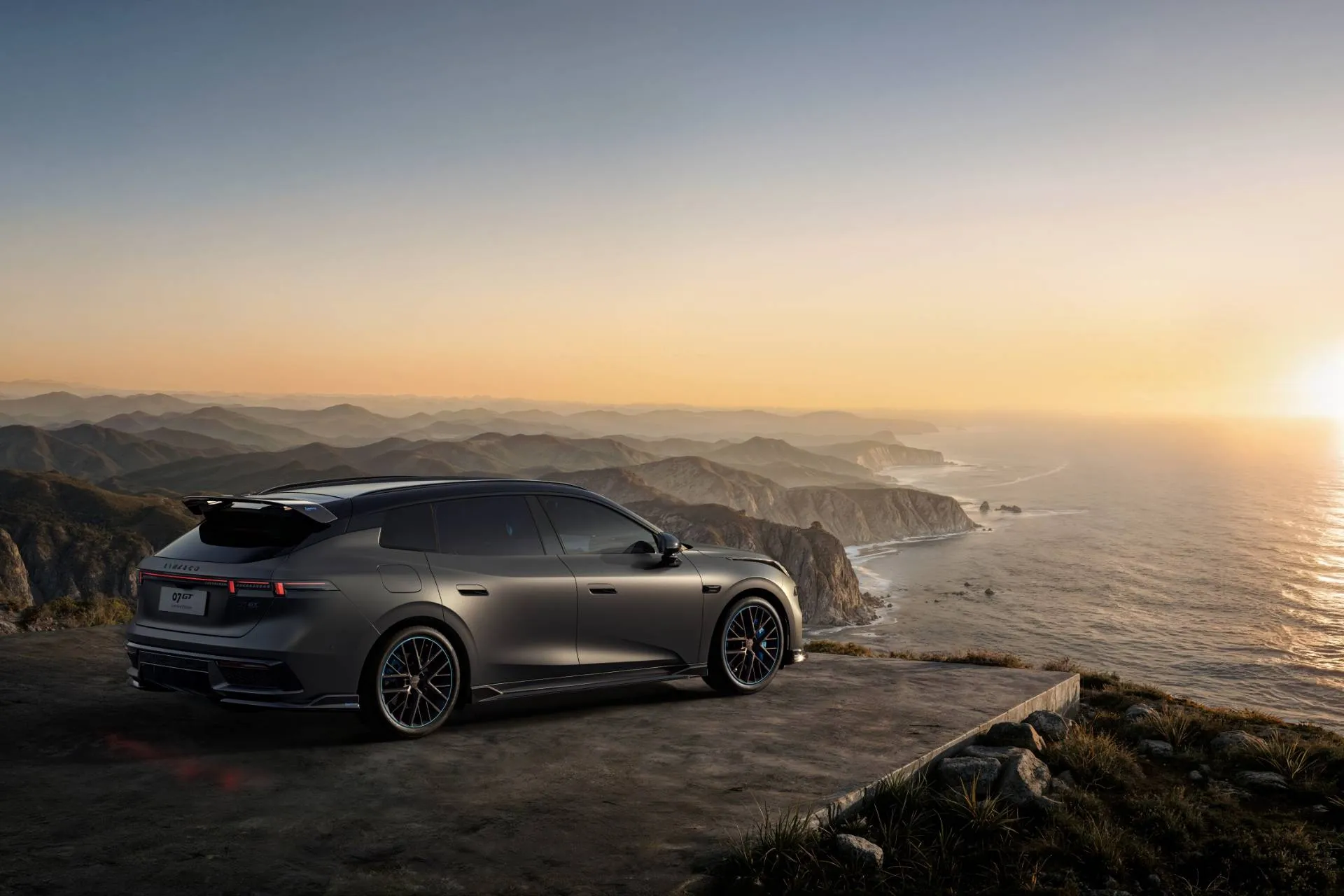 Lynk & Co 07 GT di posteriore al tramonto