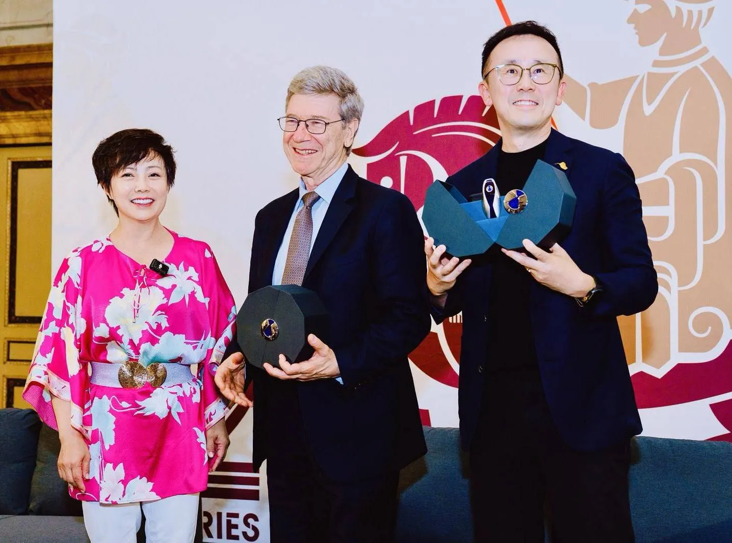 Nell'immagine si vedono Stella Li, Jeffrey Sachs e Patrick Zhong durante la cerimonia del Marco Polo Drive