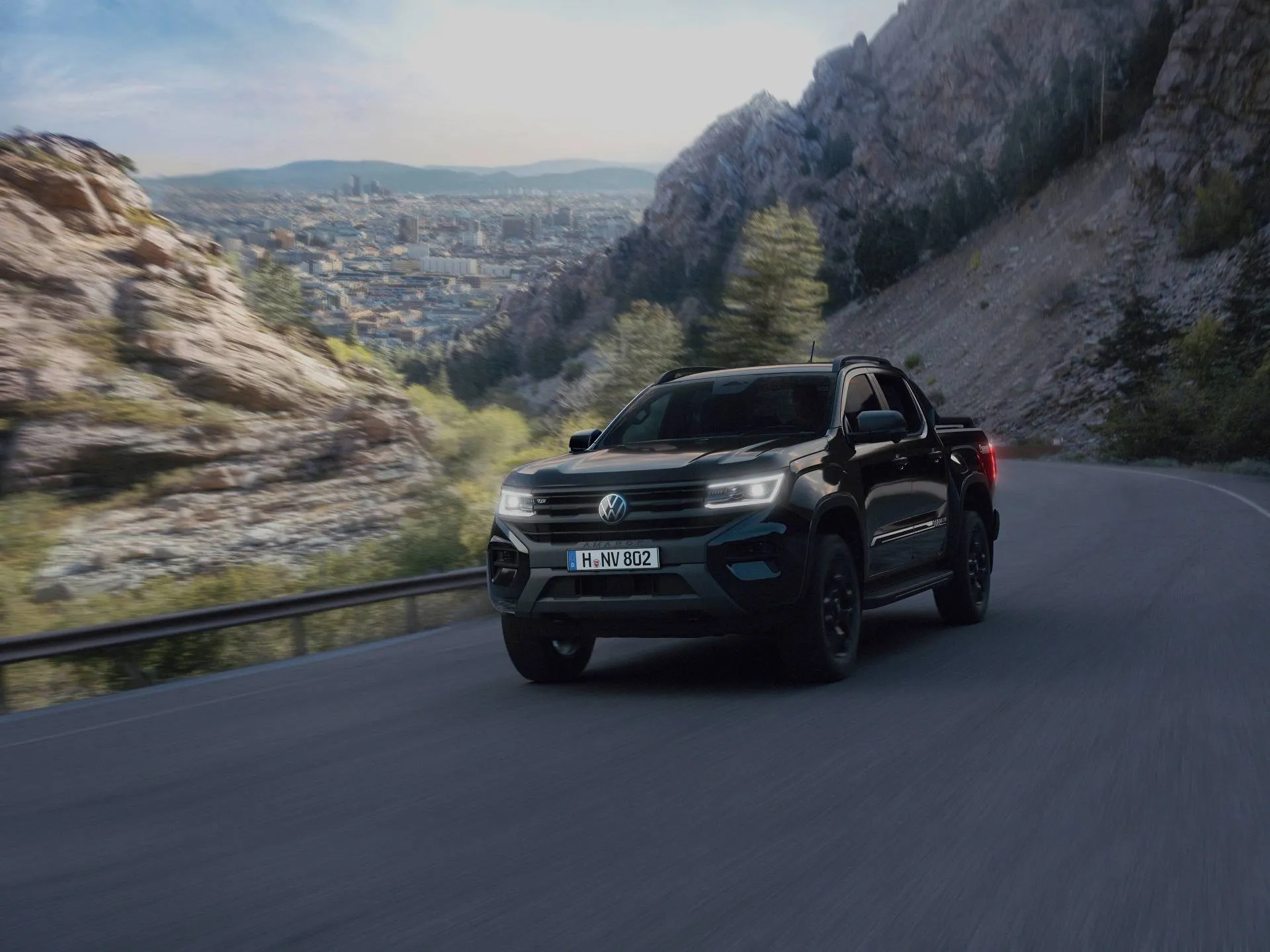 Volkswagen Amarok Black Label frontale dinamica di colore nero