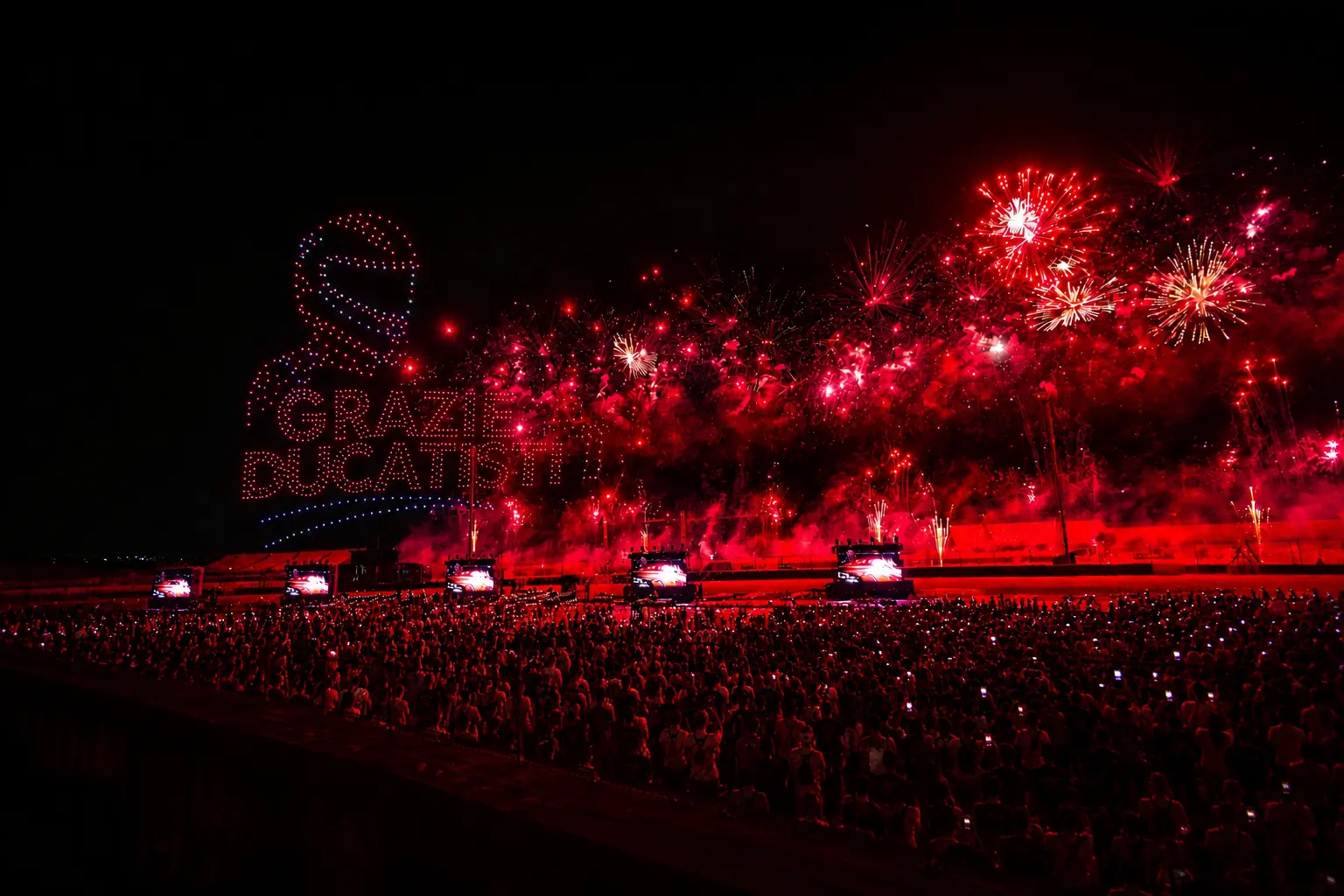 festa-ducati-droni sul palco di misano