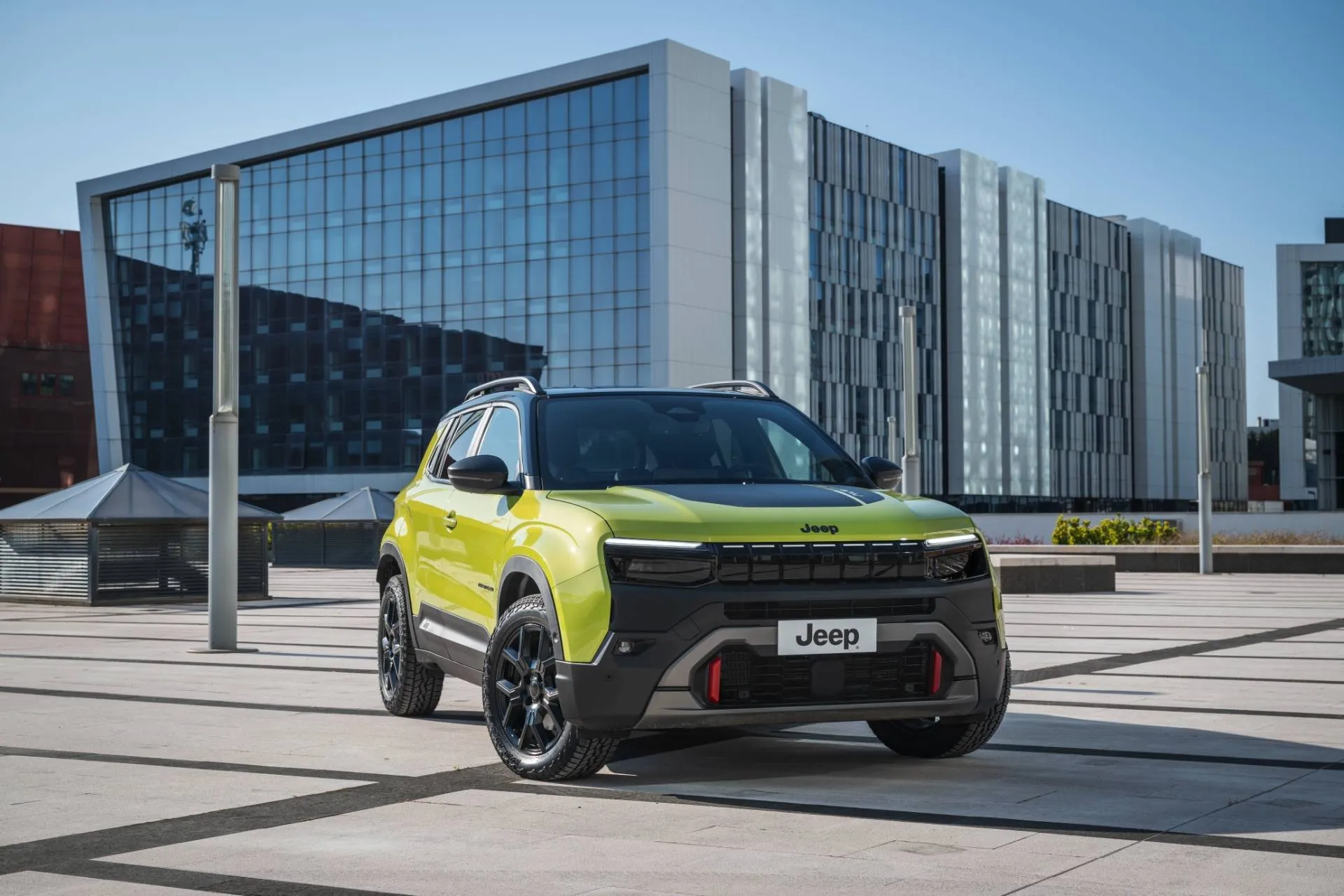 NewJeepAvenger4xe frontale di colore giallo