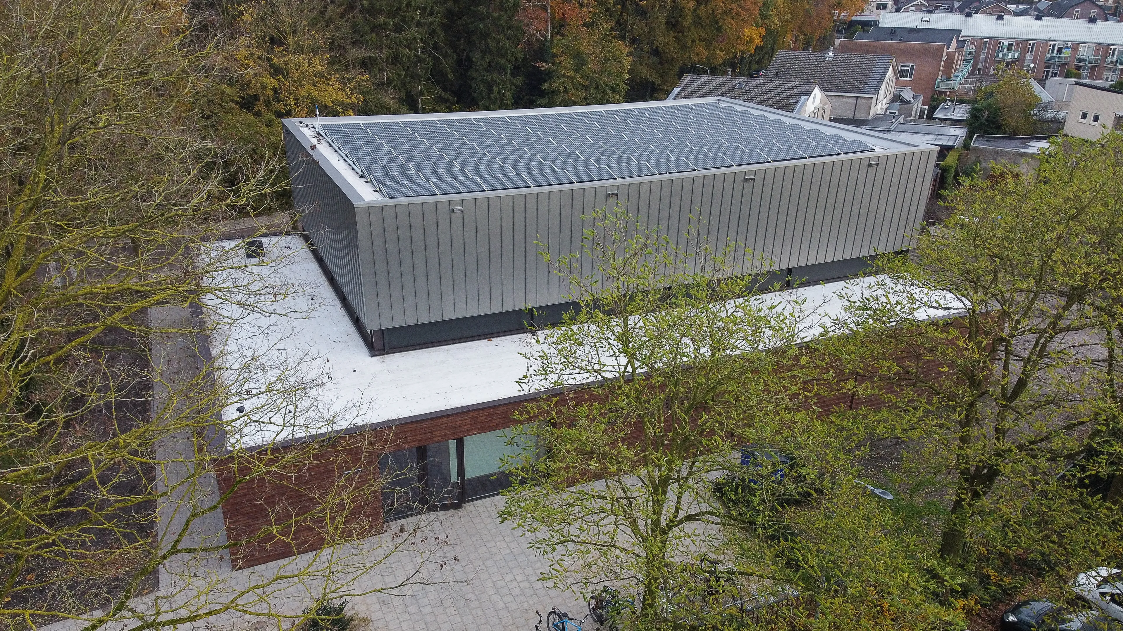 108 zonnepanelen op het dak van gymzaal de brug drone video steiner